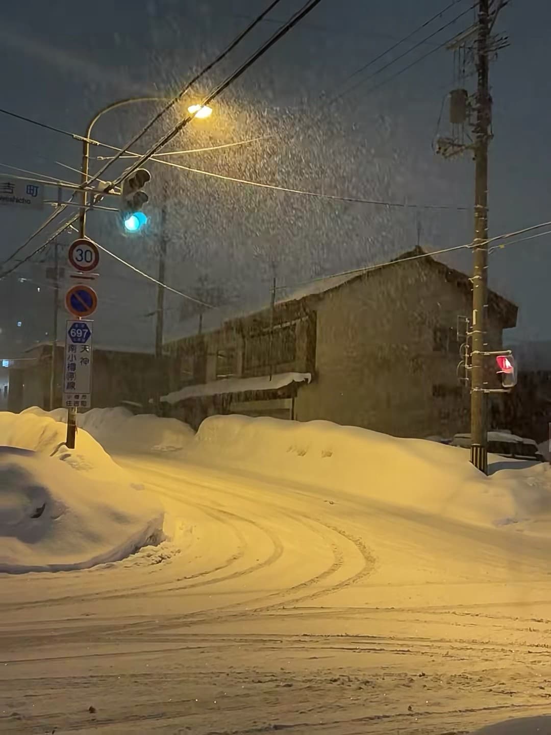 今夜雪暴突袭，路灯把整个街角染成蜜糖色 🍯封面图