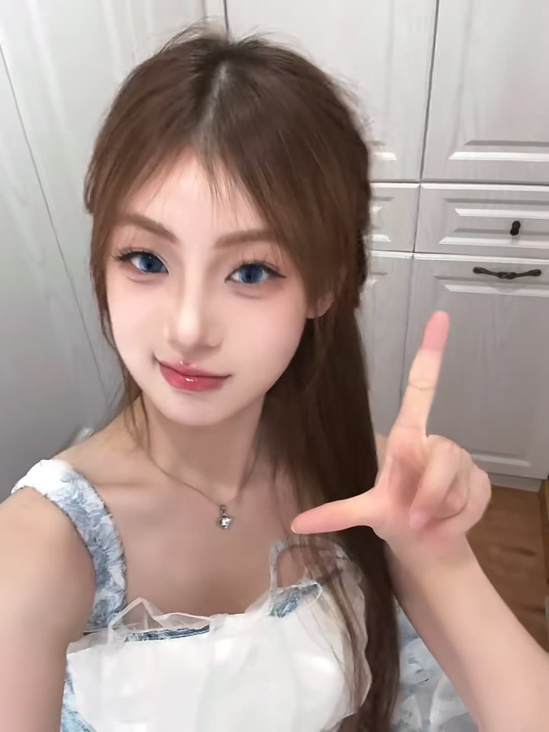 新家第一张自拍!蓝瞳+碎花吊带=今日份小确幸✨封面图