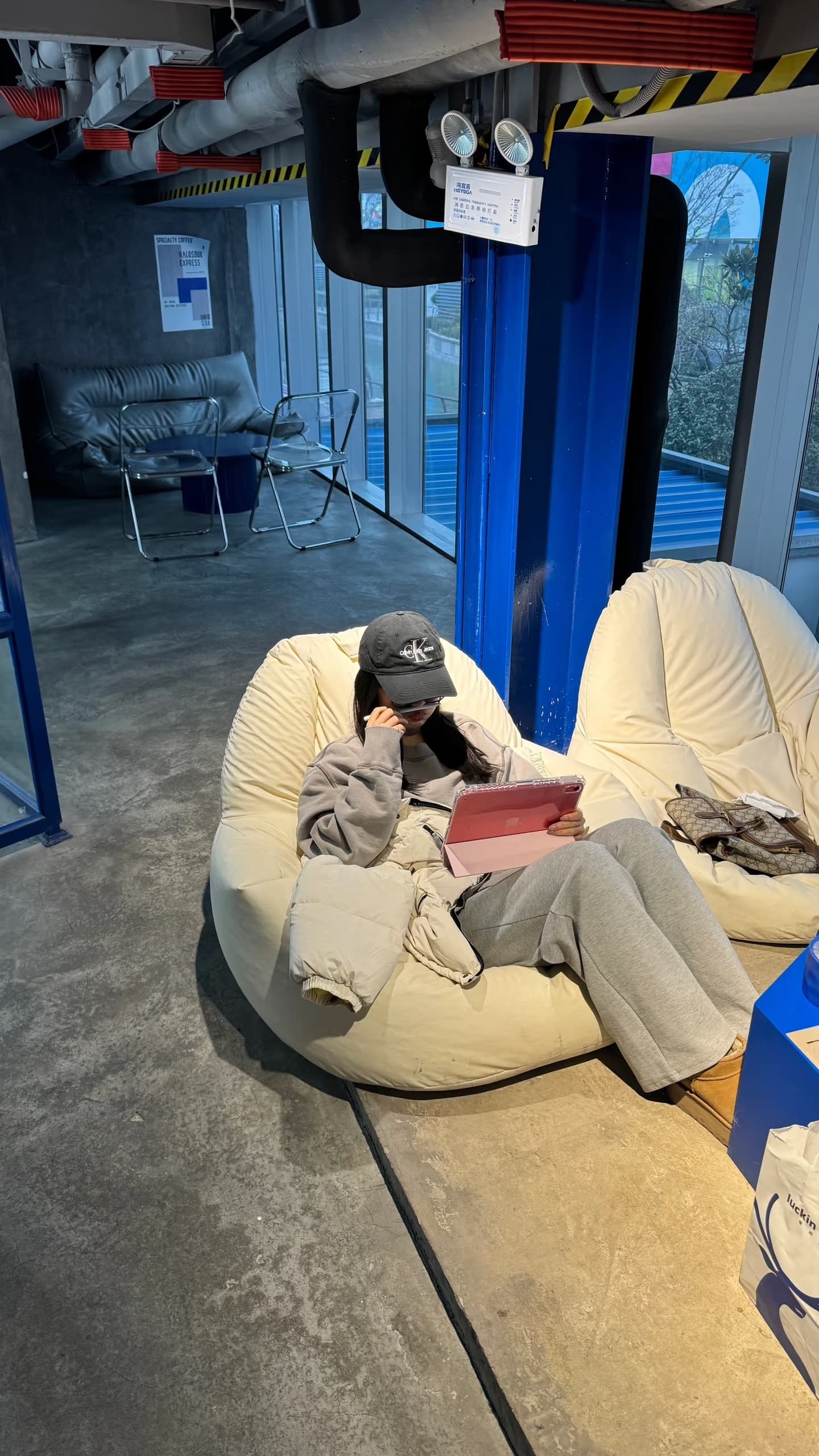 咖啡店角落的下午，iPad 和毛绒沙发是今日最佳拍档 🍵封面图