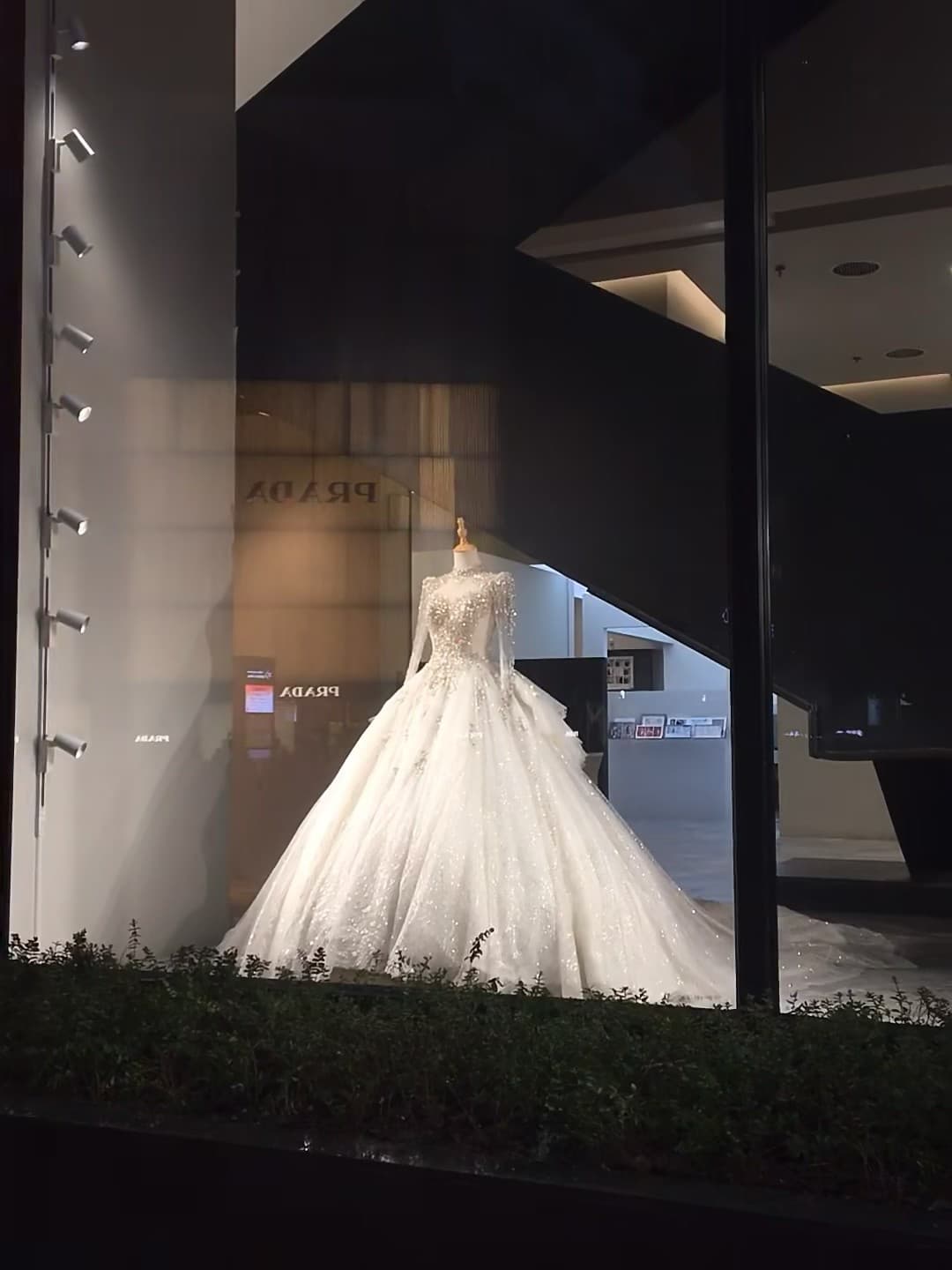 橱窗里的星光婚纱，像在说‘今天你值得被闪耀’封面图