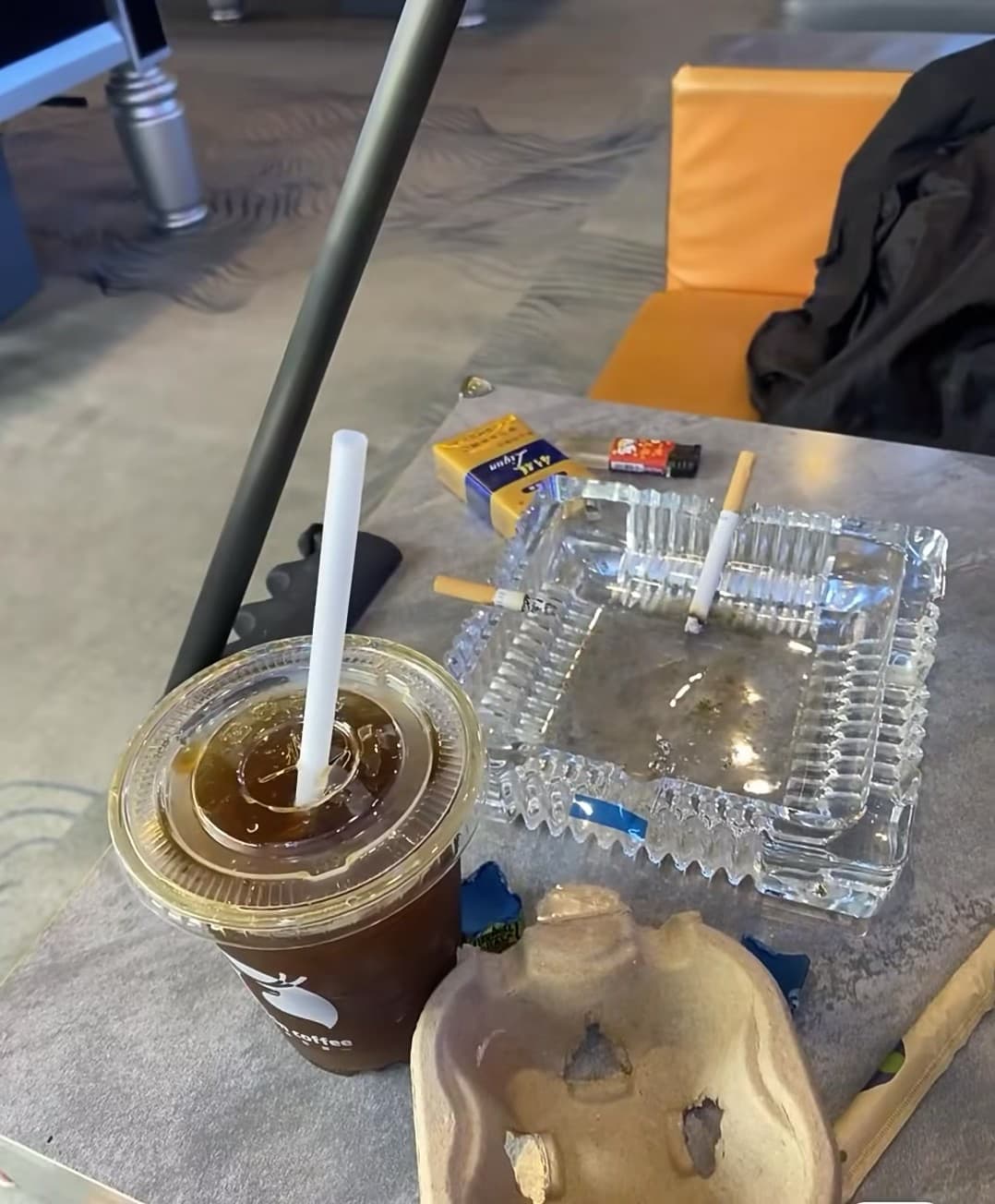 咖啡杯边的烟灰缸，是本地人独有的松弛感封面图