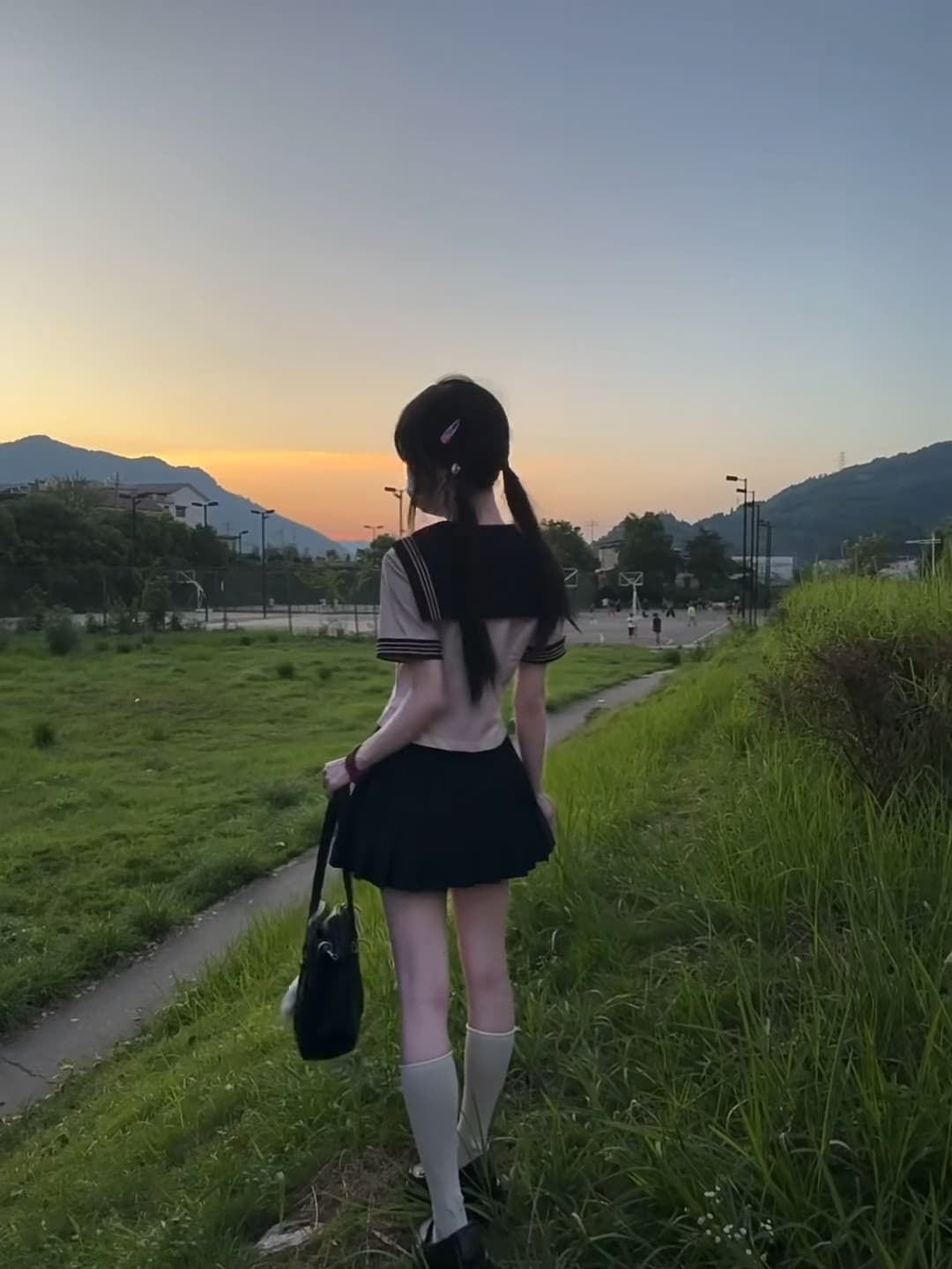 傍晚放学路上,被这抹晚霞偷走了脚步封面图