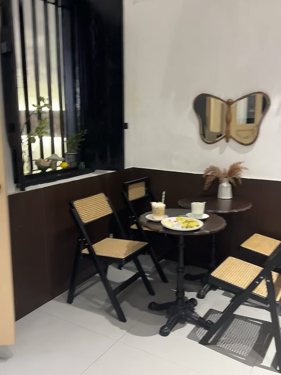 角落的蝴蝶镜下,一杯冰咖啡配小点心,今天在街角咖啡店偷懒了封面图