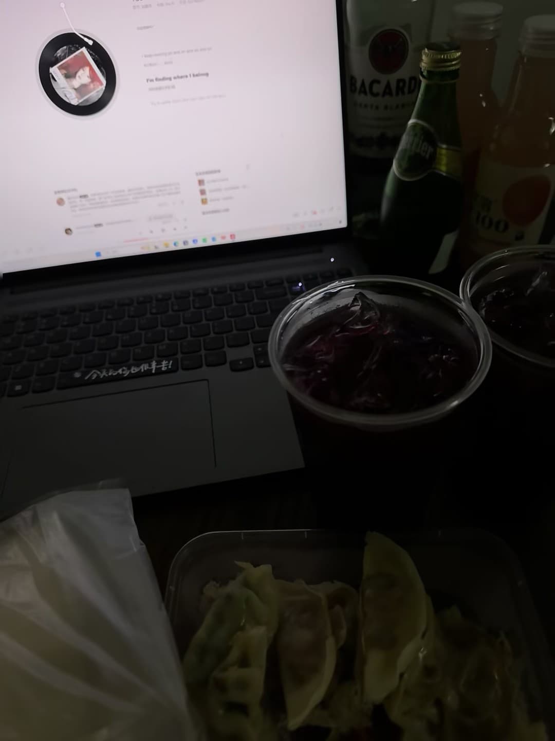 深夜摸鱼吃饺子+喝点小酒，今天在咖啡店角落把生活过成诗封面图