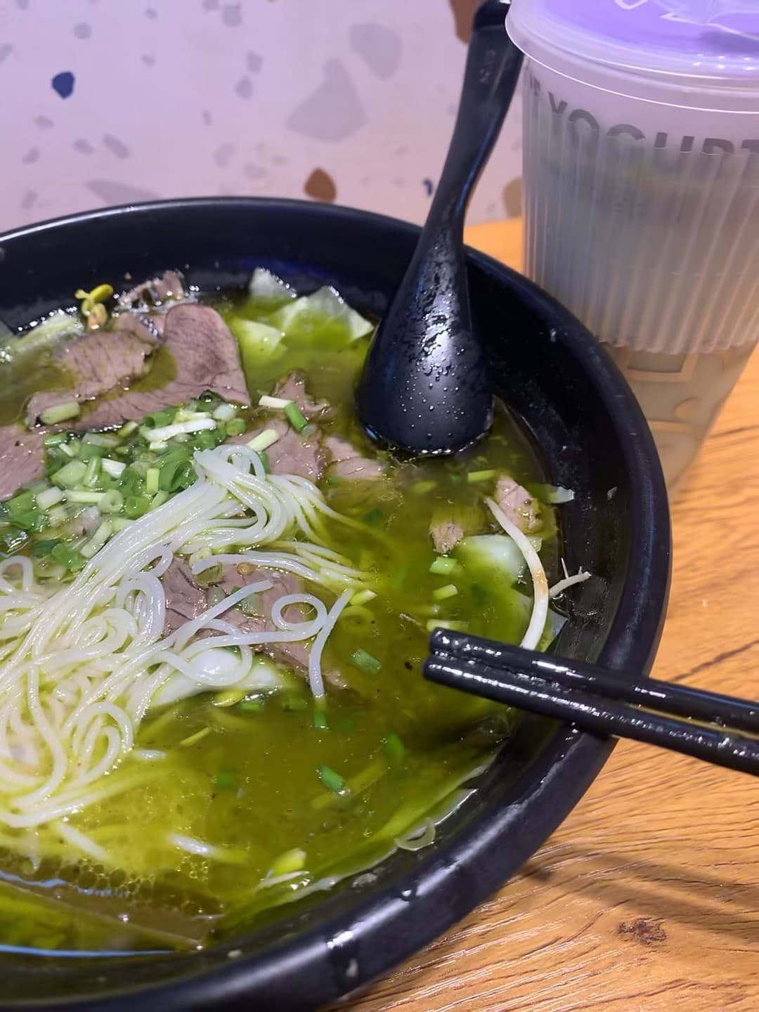 今天在街角小馆子发现了一碗青绿汤底的米粉,老板说这是本地人私藏的‘春天味道’封面图