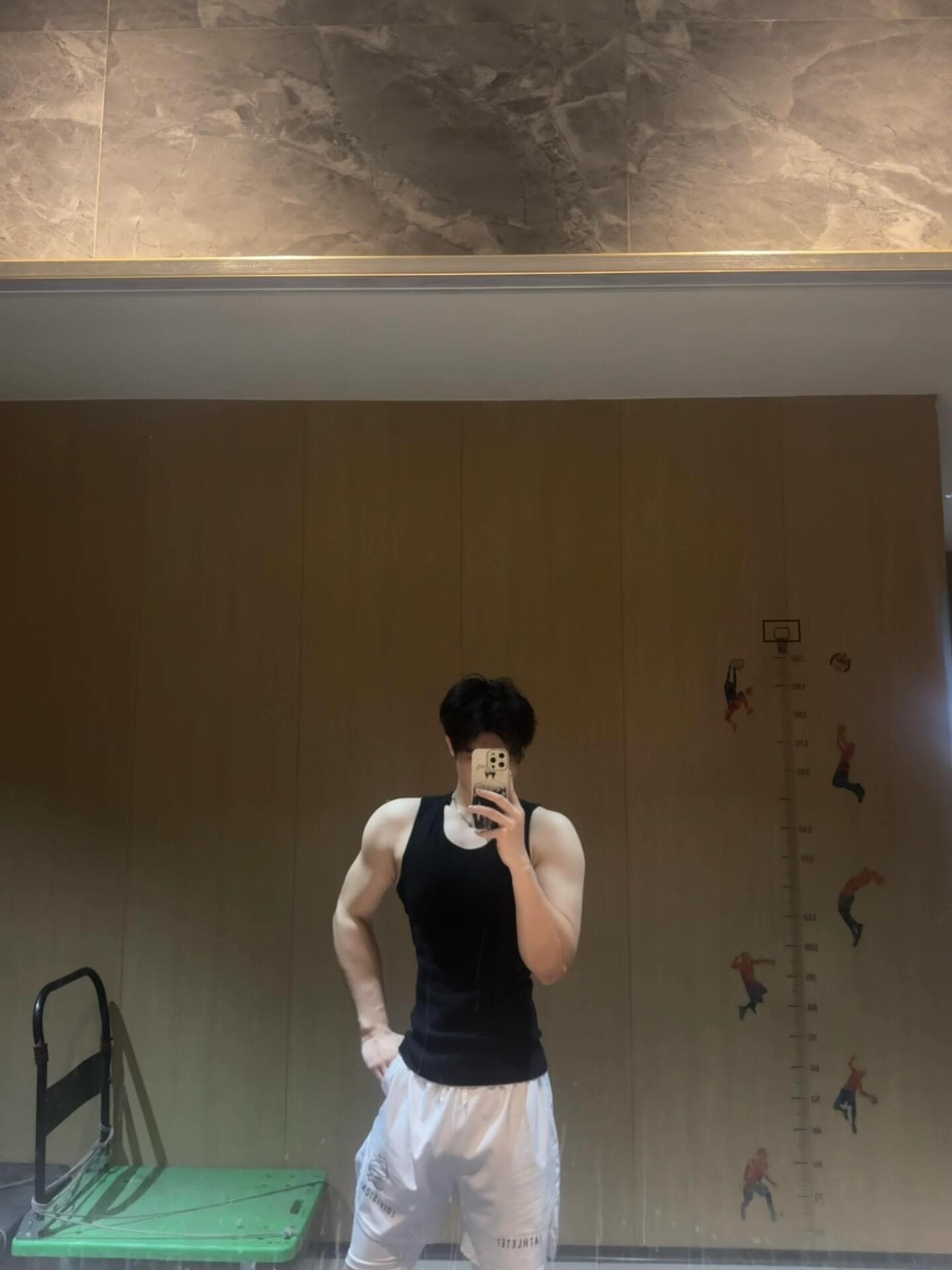 今天在健身房偷拍自己，黑背心配白短裤，肌肉没练出来但拍照姿势练出来了封面图