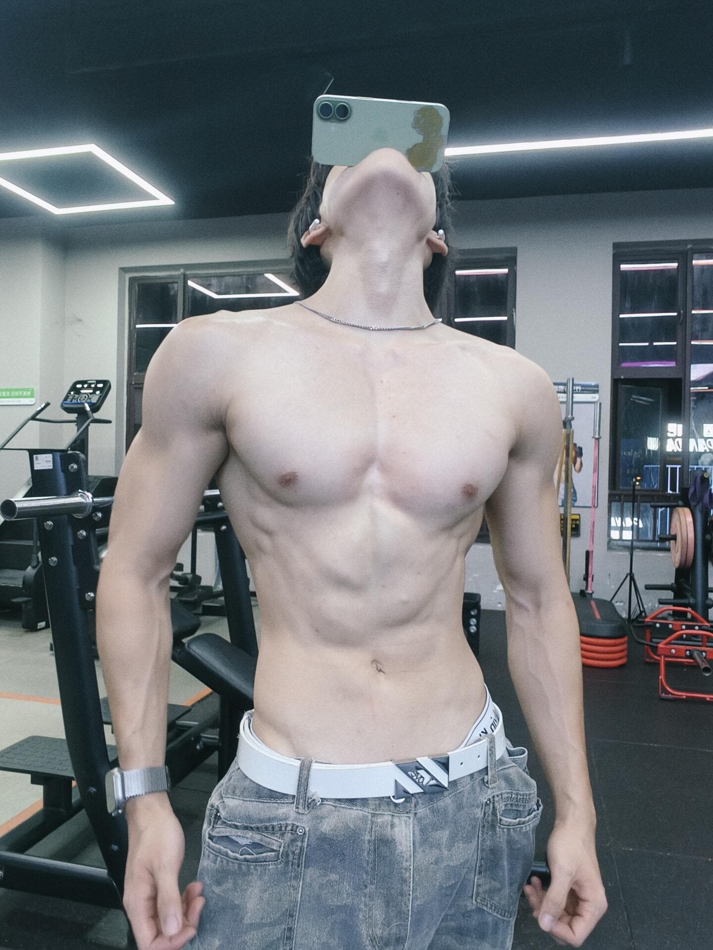 练完背肌抬头看手机的瞬间，脖子酸到想哭😭封面图