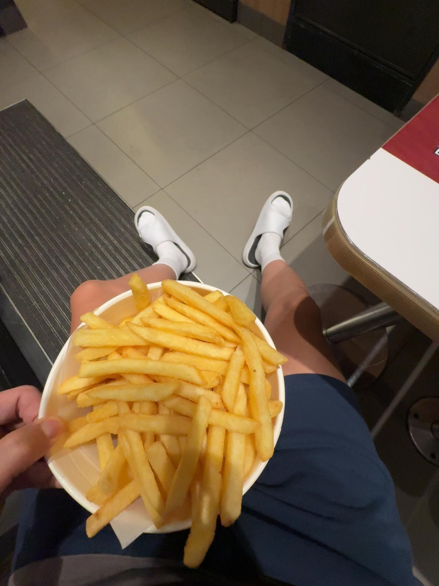 今天在麦当劳偷吃薯条的快乐，比通勤地铁还准时封面图