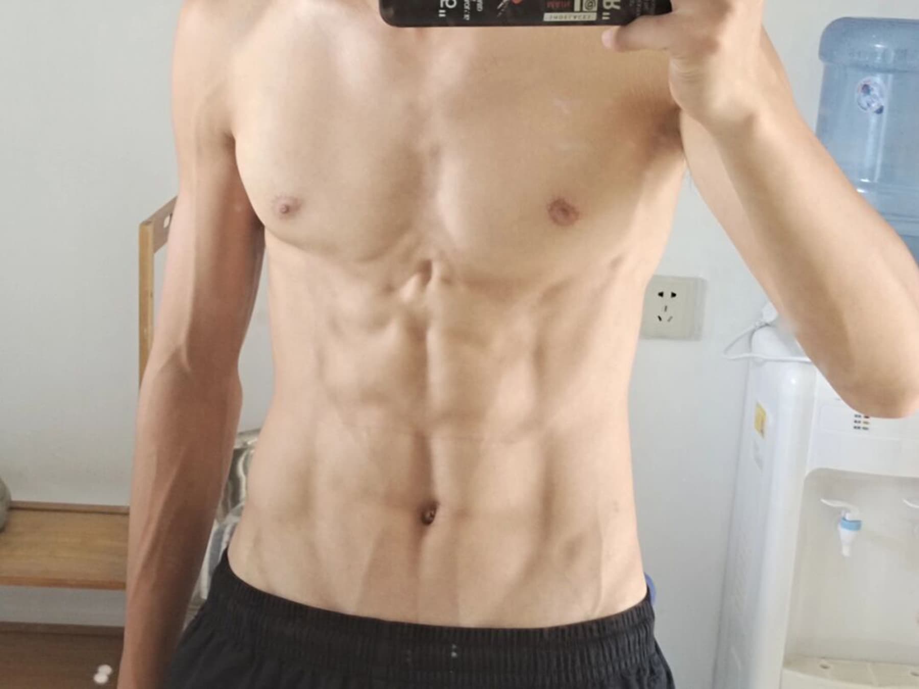 练到今晚腹肌能夹住冰块了？封面图