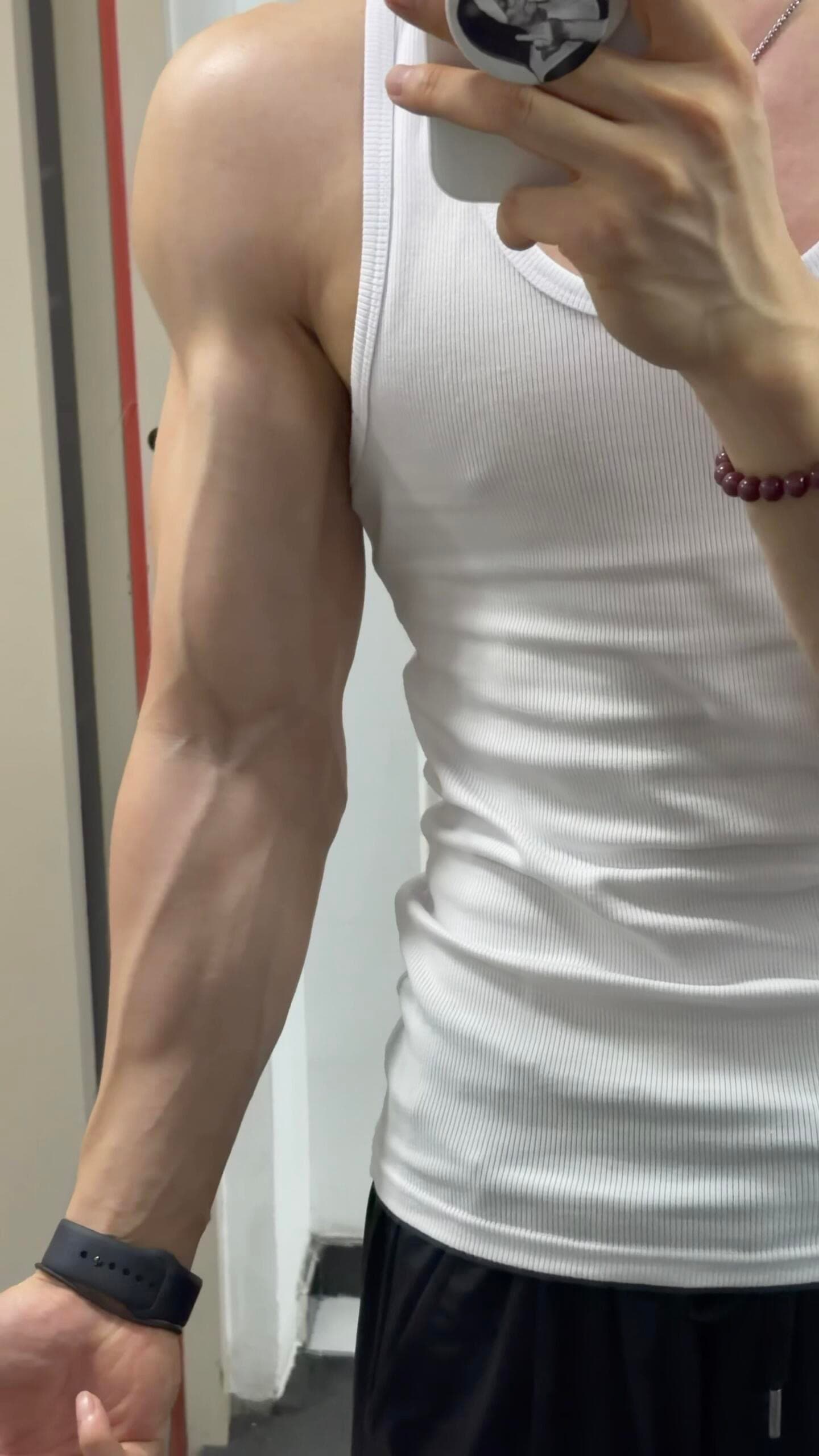 今天练完手臂的血管都快蹦出来了…在楼下健身房偷拍自己封面图