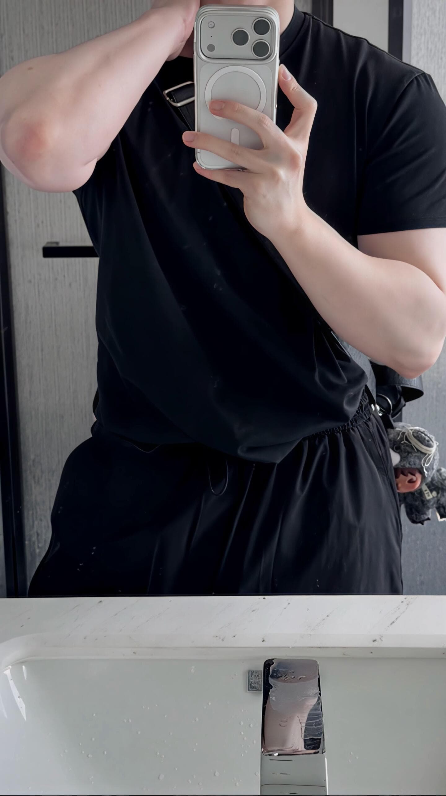 今天在酒店浴室对镜自拍…手机壳都快被我捏变形了封面图