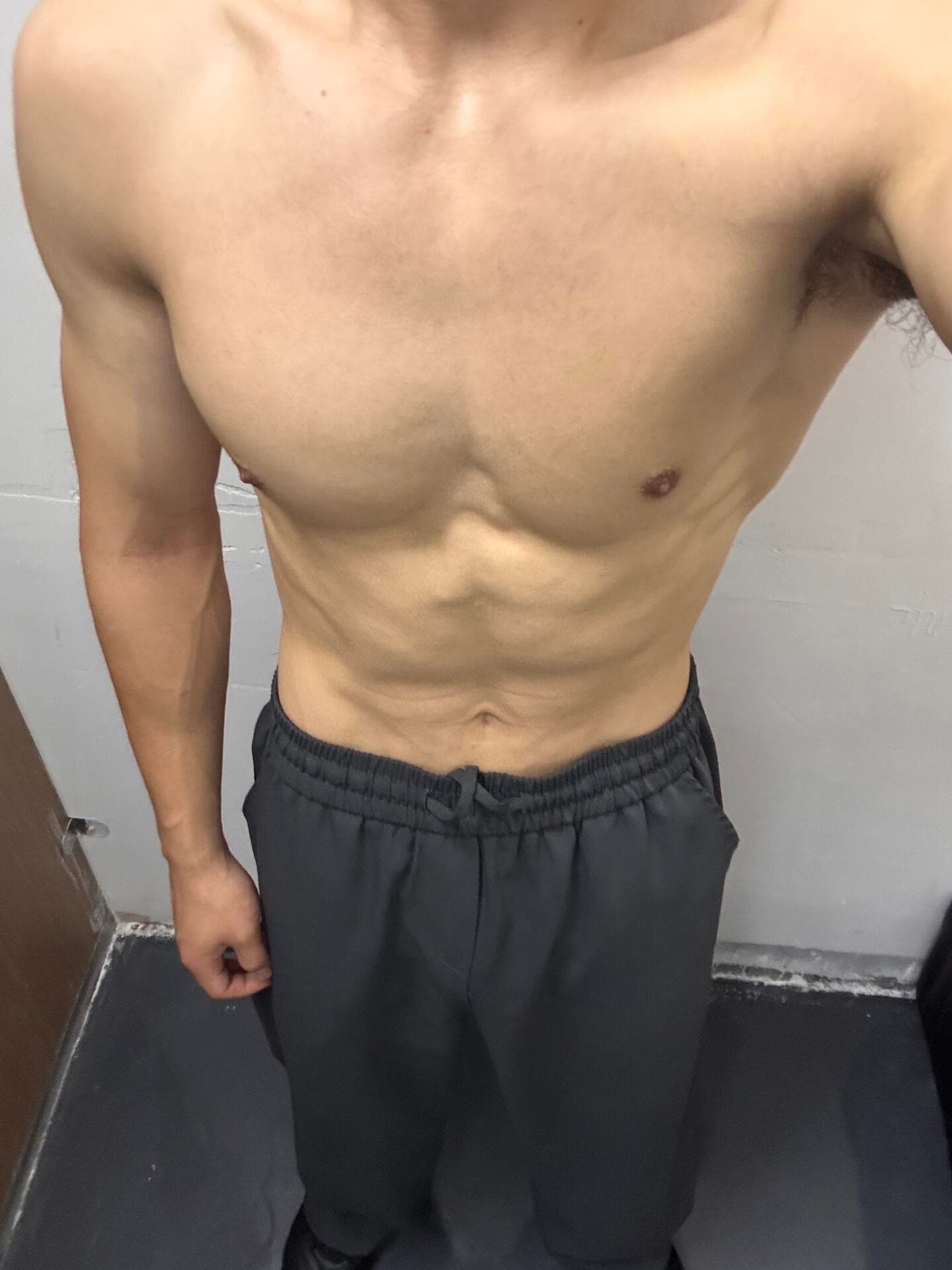 今天在健身房练到手臂发抖，但腹肌终于能看清线条了…
（不是炫耀，是想说：坚持真的会给你点小惊喜）封面图