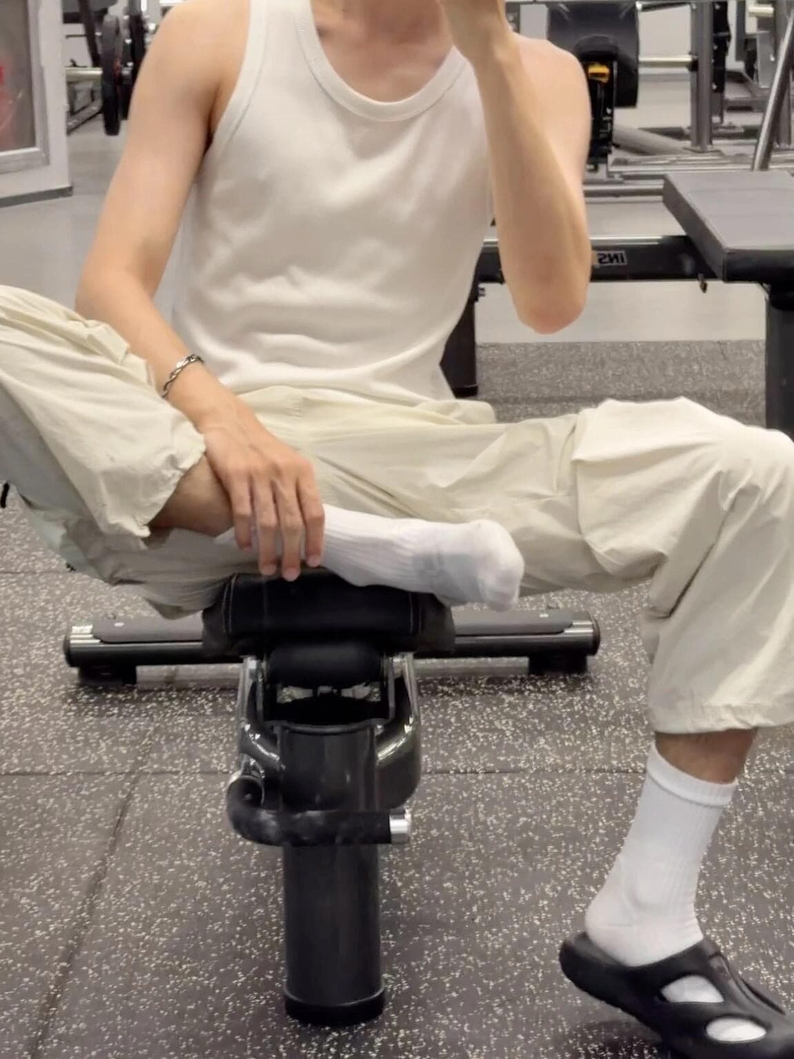 健身后瘫在器械上，连袜子都懒得脱的日常封面图