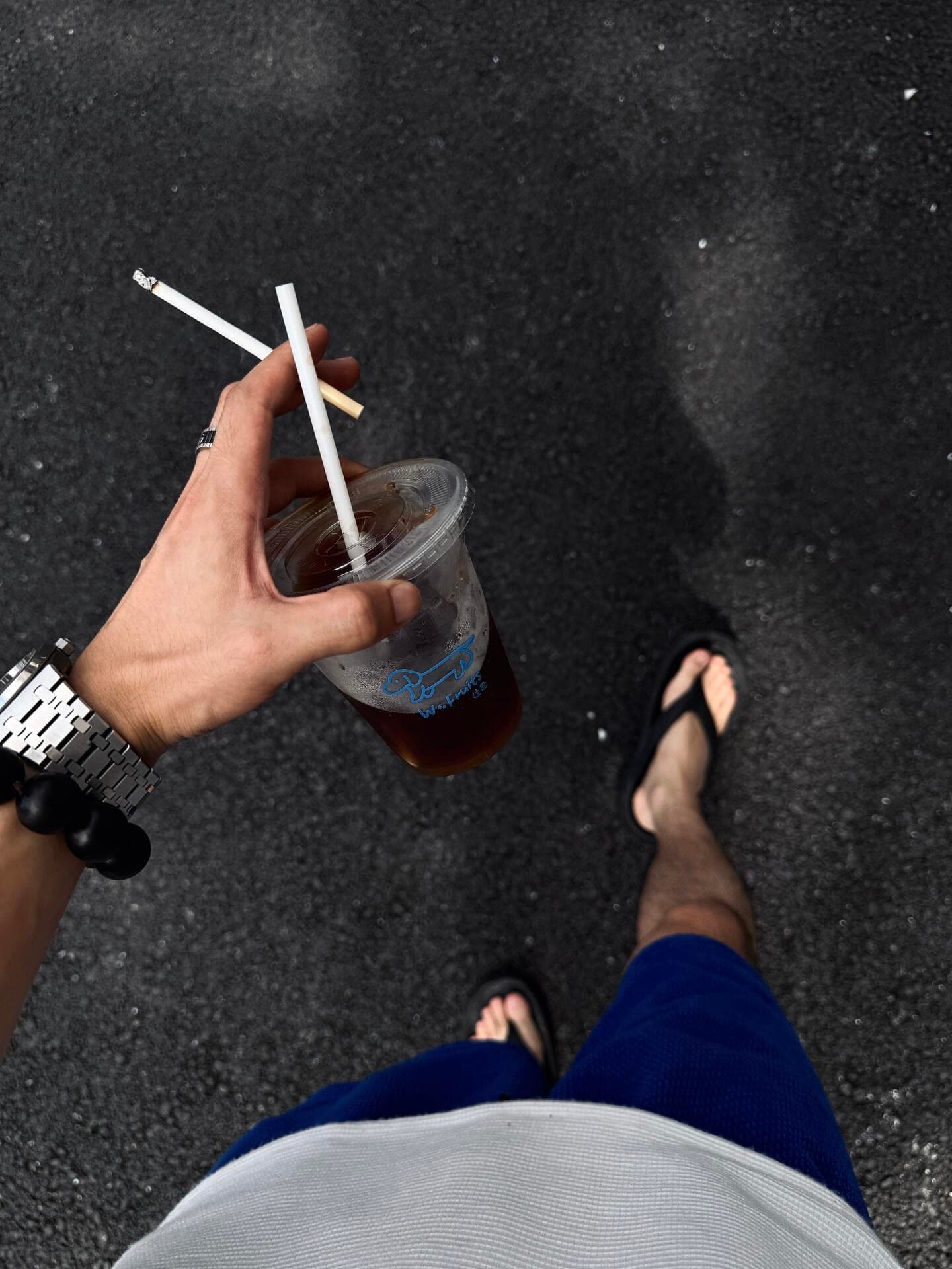 下午茶暂停⏸️ 烟灰缸和冰美式在手,路过街角那家店时突然想抽根烟封面图