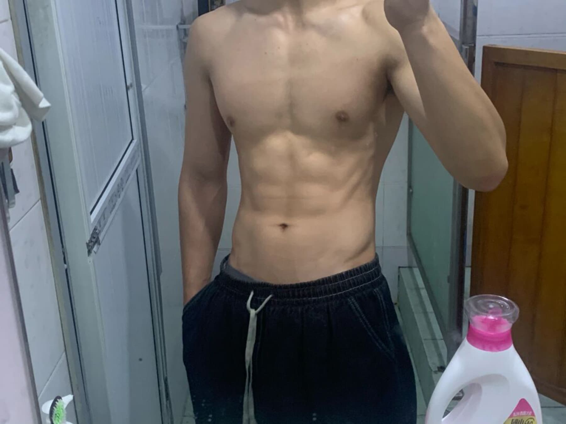 练完顺手拍个镜前照,这腹肌是上周在公寓楼顶天台练出来的封面图