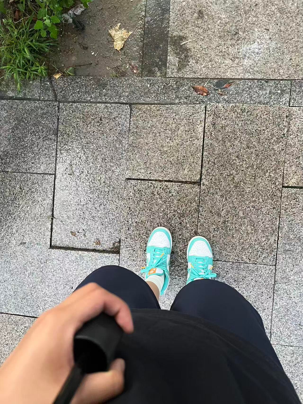 雨后石板路,新鞋配旧裤衩,出门就是散步模式封面图