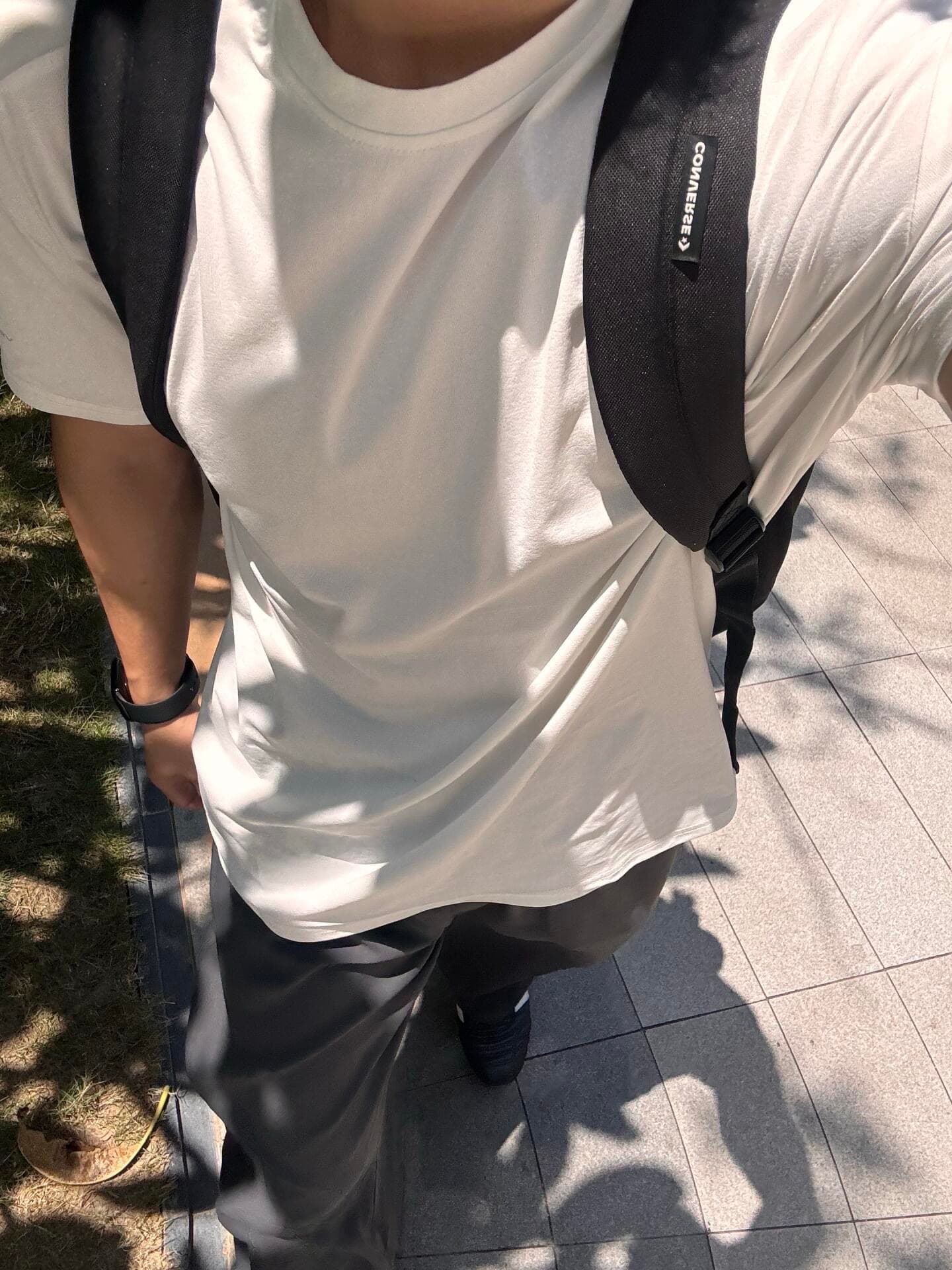 今天穿了件白T配黑包，像极了刚从便利店出来被拍到的路人封面图