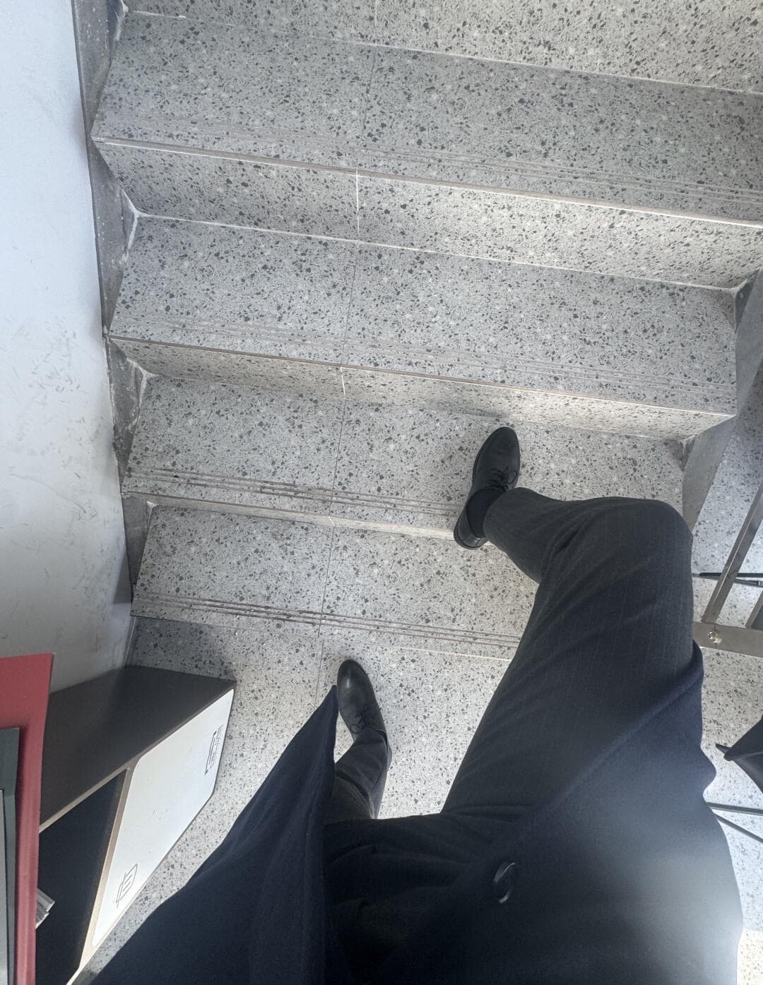 通勤路上的碎碎念：黑鞋踩台阶像在跳探戈，今天在楼道里练了三分钟平衡术封面图