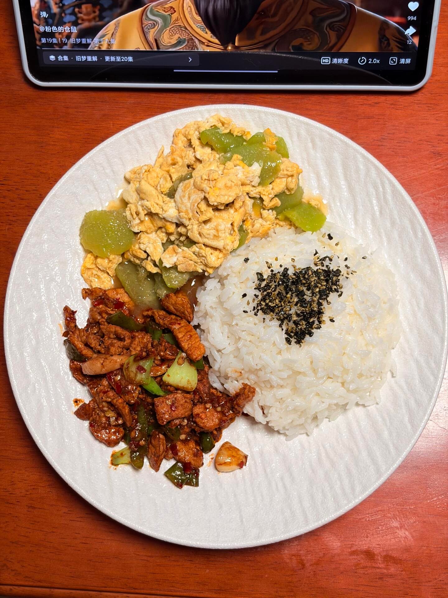 今晚的饭局：苦瓜炒蛋+回锅肉+海苔饭团，配着剧追到停不下来封面图