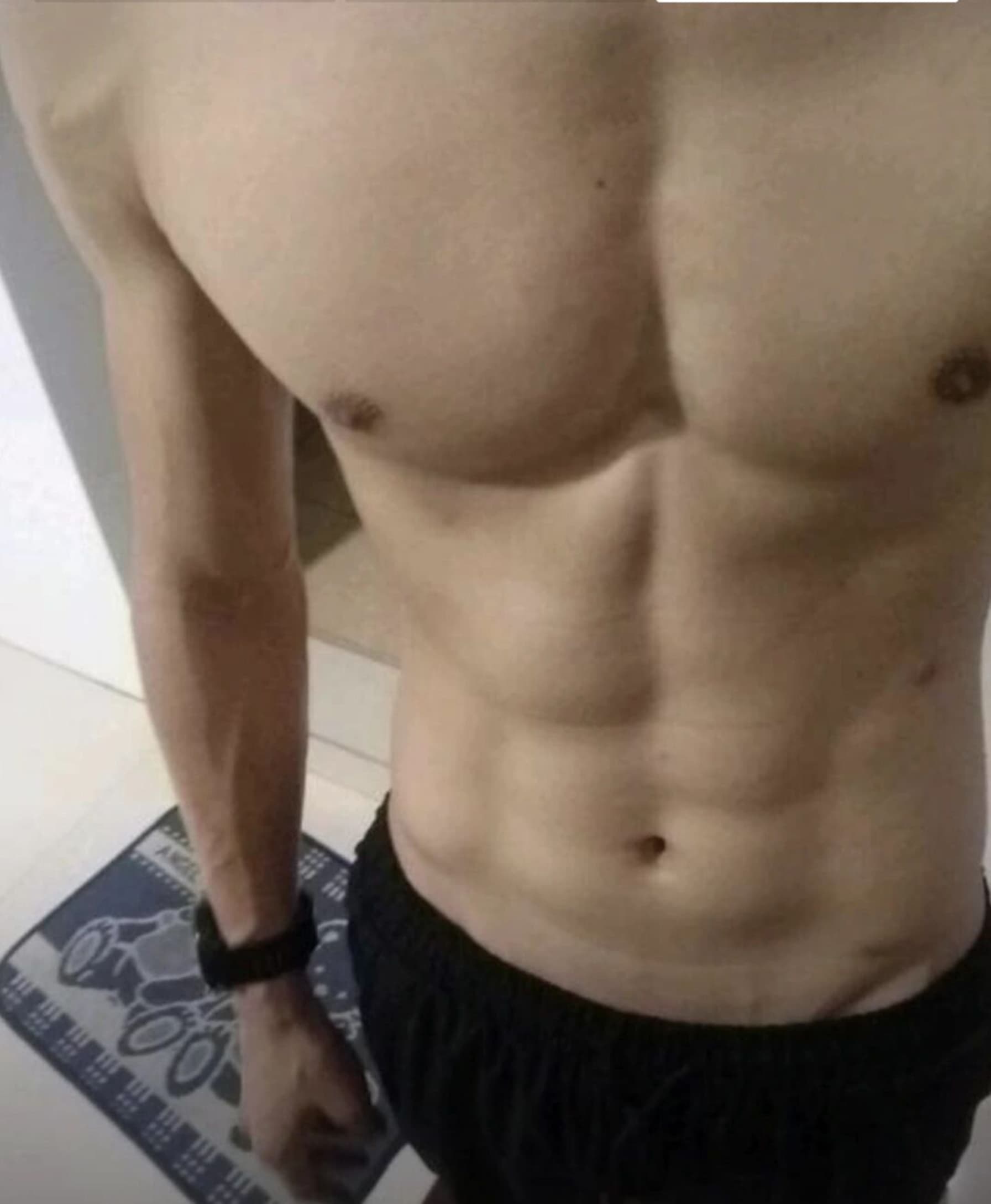 练完顺手拍了下，这腹肌是昨天在社区健身房偷来的？封面图