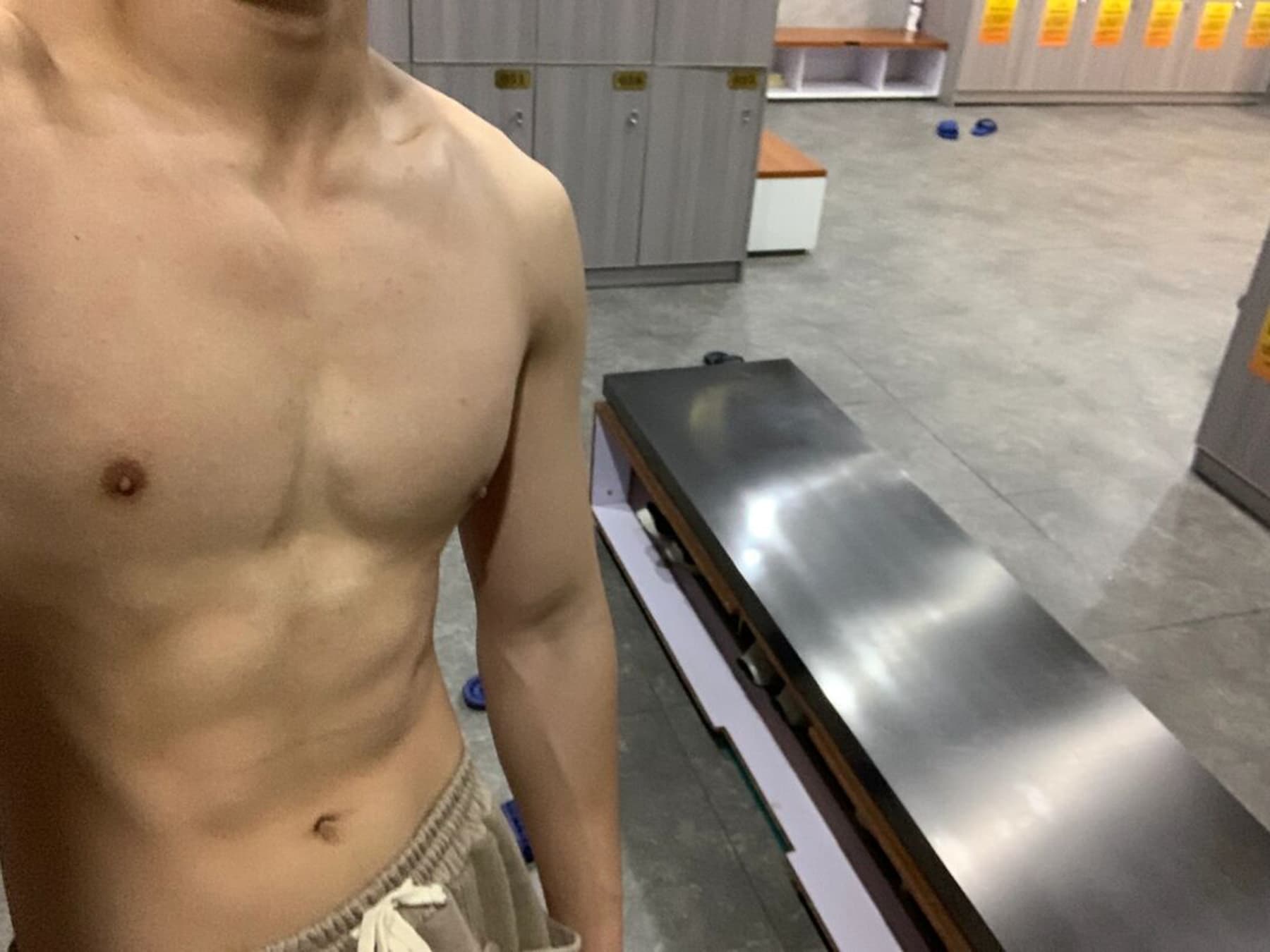 健身后在更衣室偷拍自己，这腹肌是上周练的还是上个月的？封面图