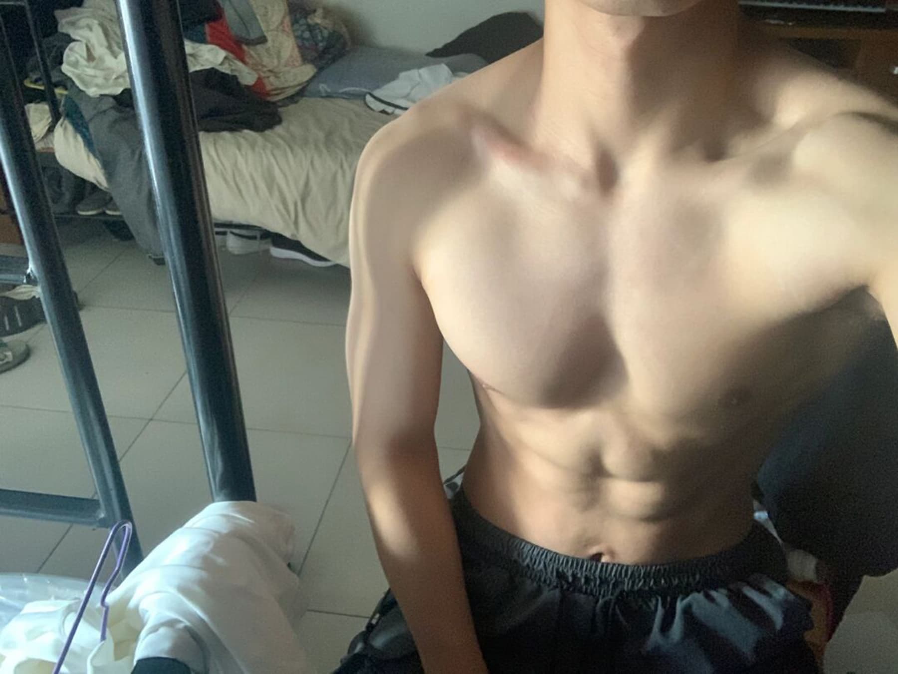 今天在宿舍练完胸肌，阳光正好，顺手自拍一张～封面图