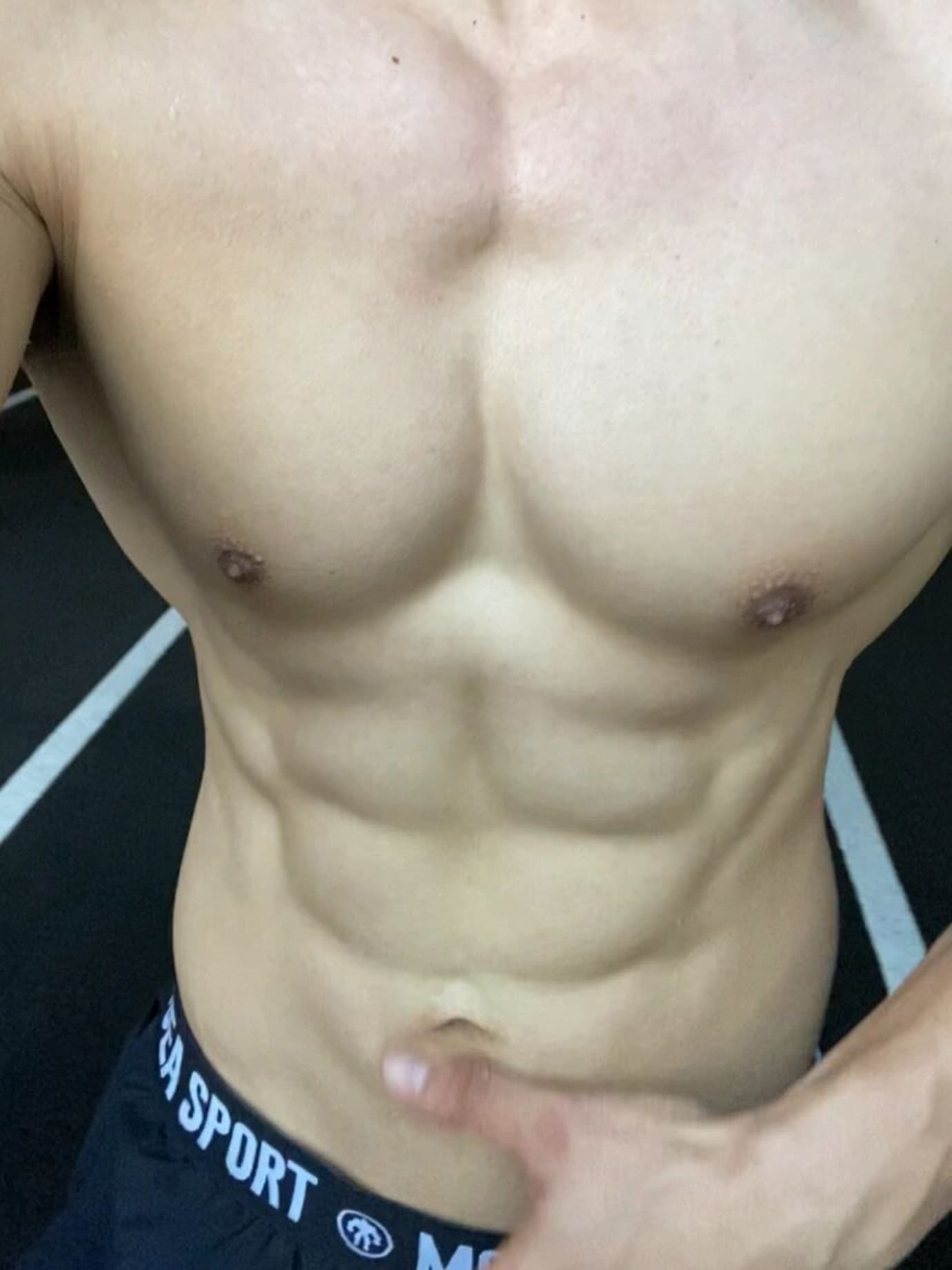 练完这组卷腹,连隔壁健身房的狗都来围观了…(不是)封面图