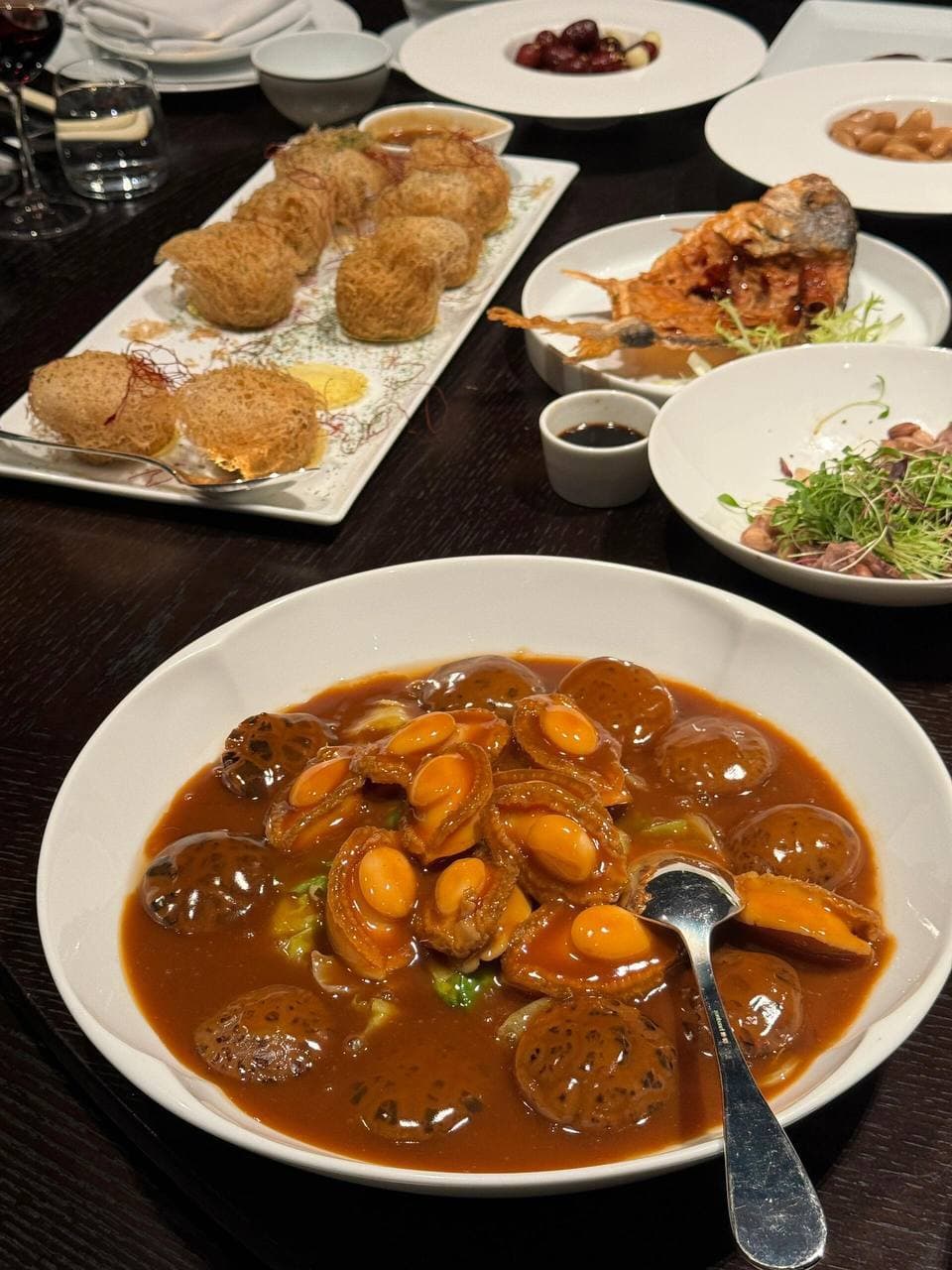 深夜食堂的仪式感｜这盘鲍鱼炖得像琥珀，连勺子都舍不得放下封面图