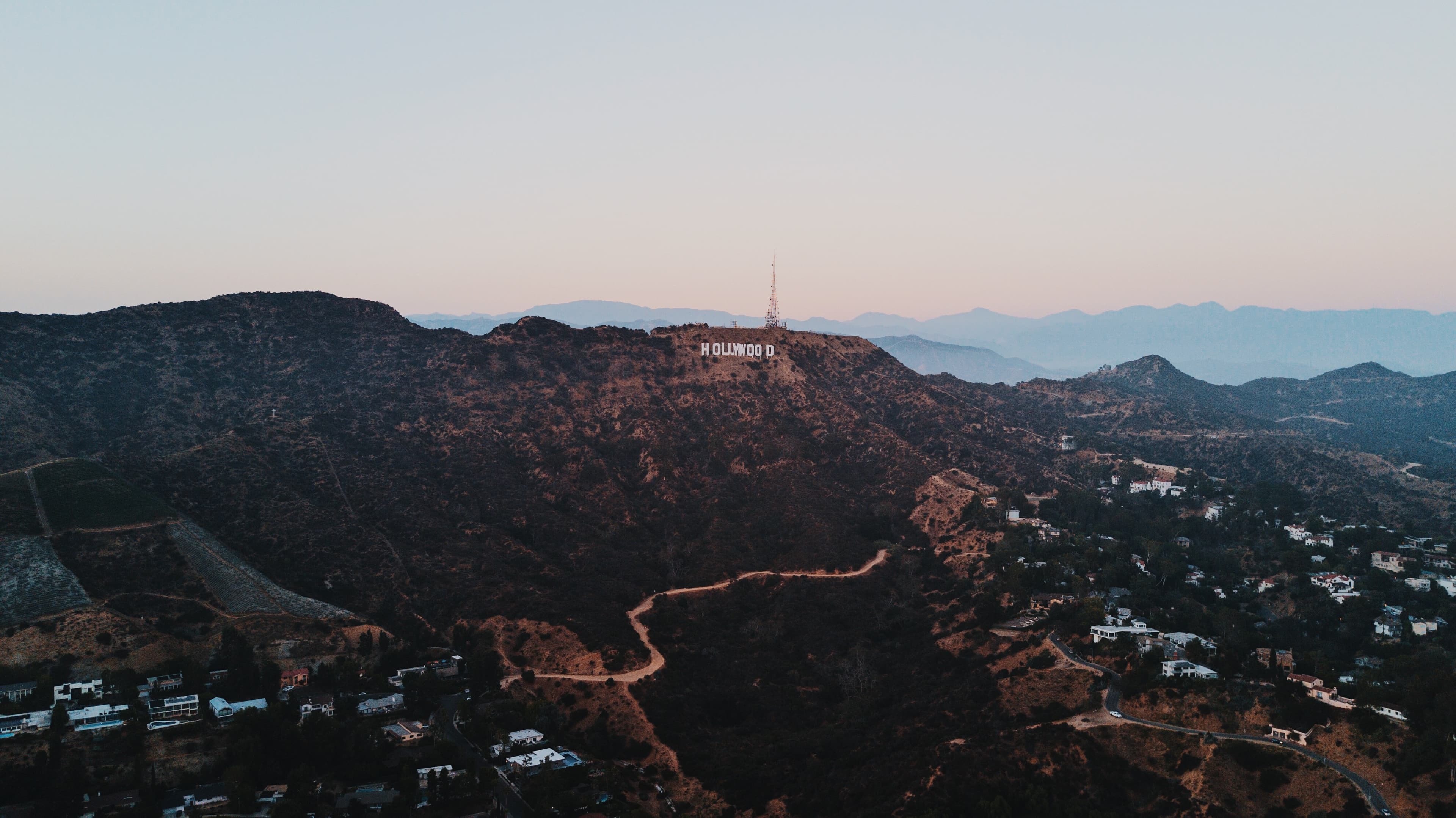 黄昏爬山路过Hollywood标志，风大得想把头发吹成海藻封面图