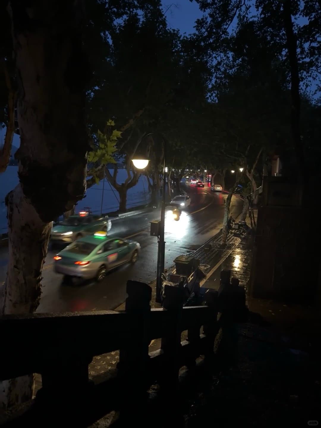 雨夜路边等红灯，出租车顶灯像小星星✨封面图