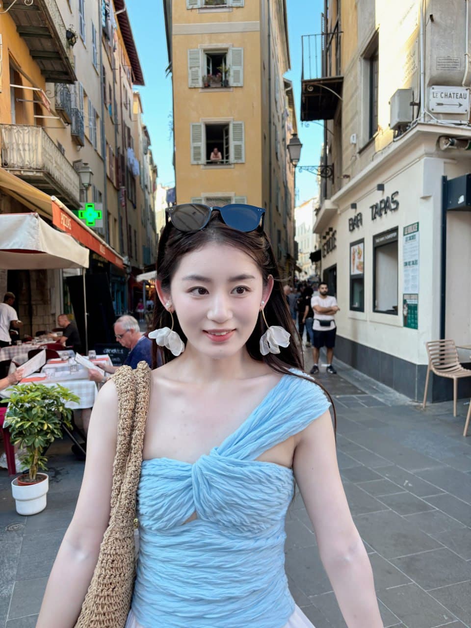 蓝裙配花耳环，今天在老城小巷被阳光晒成蜜糖色 🌞封面图