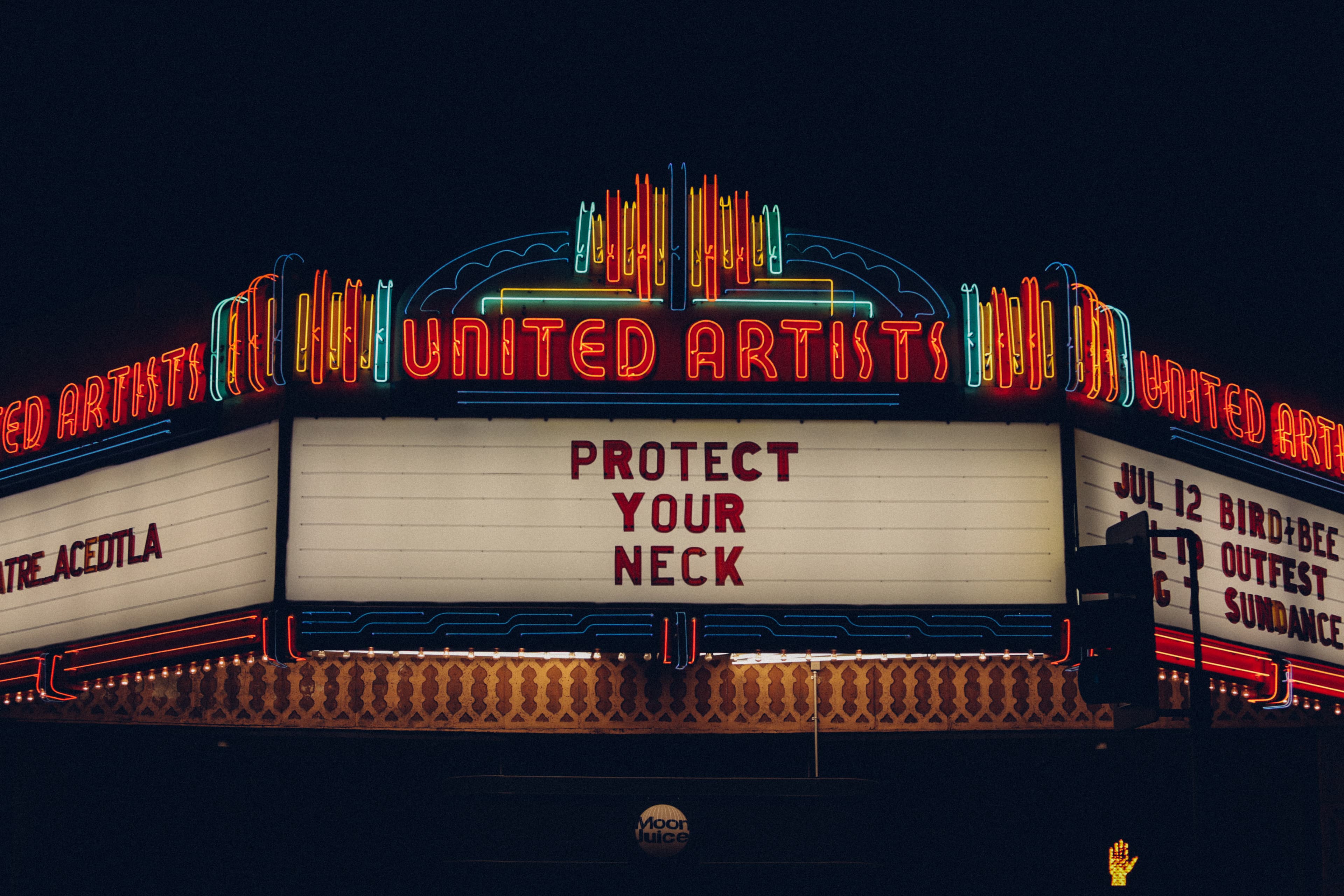 深夜路过联合艺术家剧院，霓虹在黑夜里突然说：Protect Your Neck封面图
