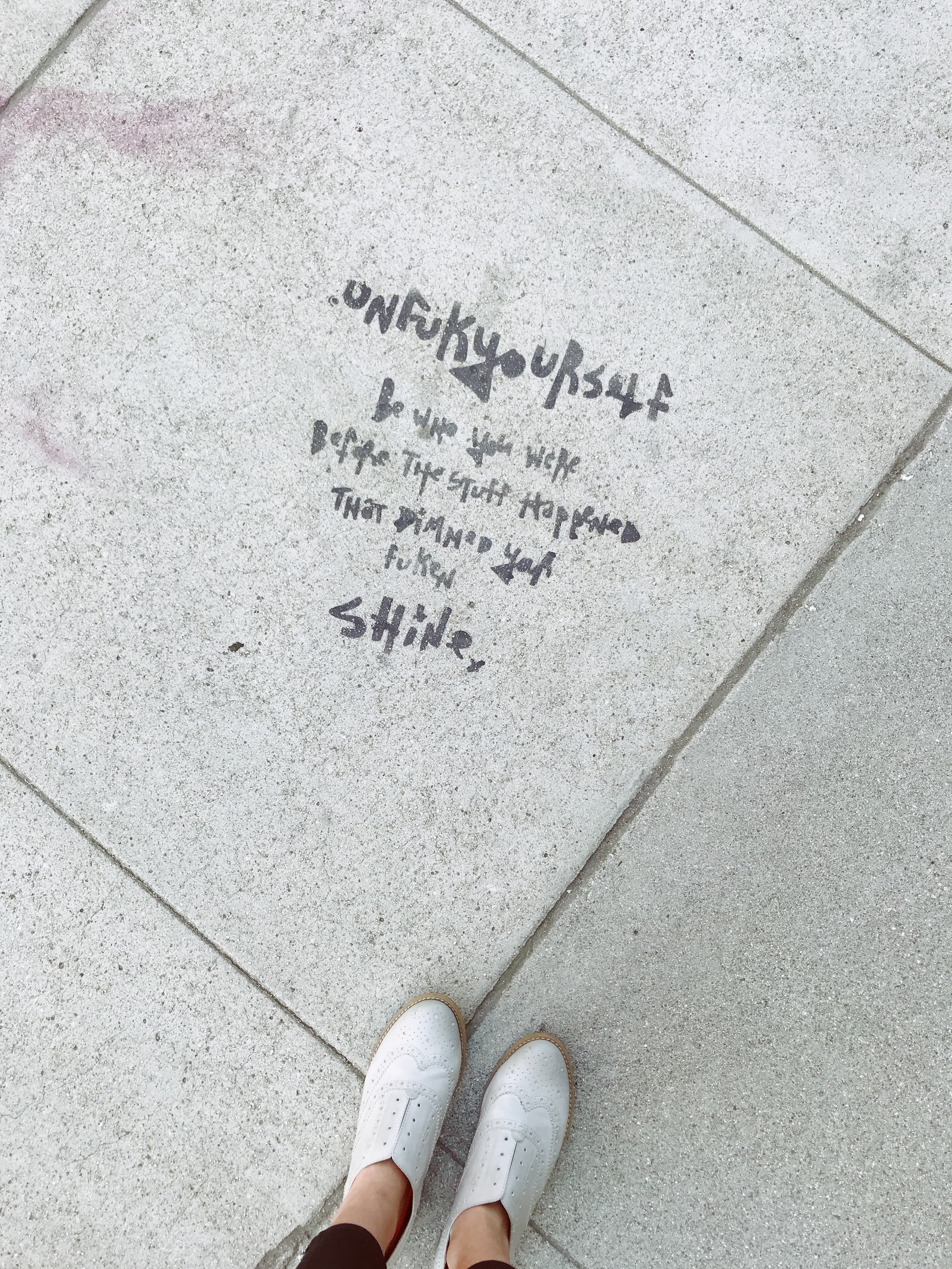 路过街角水泥地,被一句涂鸦戳中了——原来‘unfuckyourself’是种温柔的自白封面图
