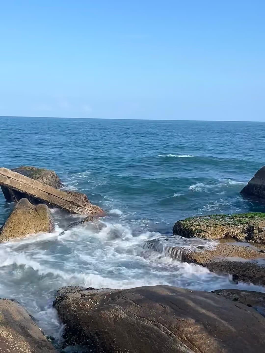 海边礁石区浪花太上头了，蹲着看水花溅到睫毛上都舍不得走封面图