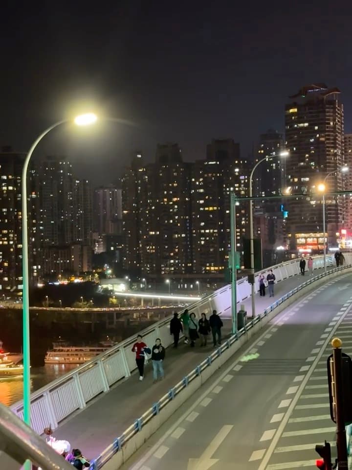 夜桥散步的节奏，路灯一亮，城市就松了口气封面图