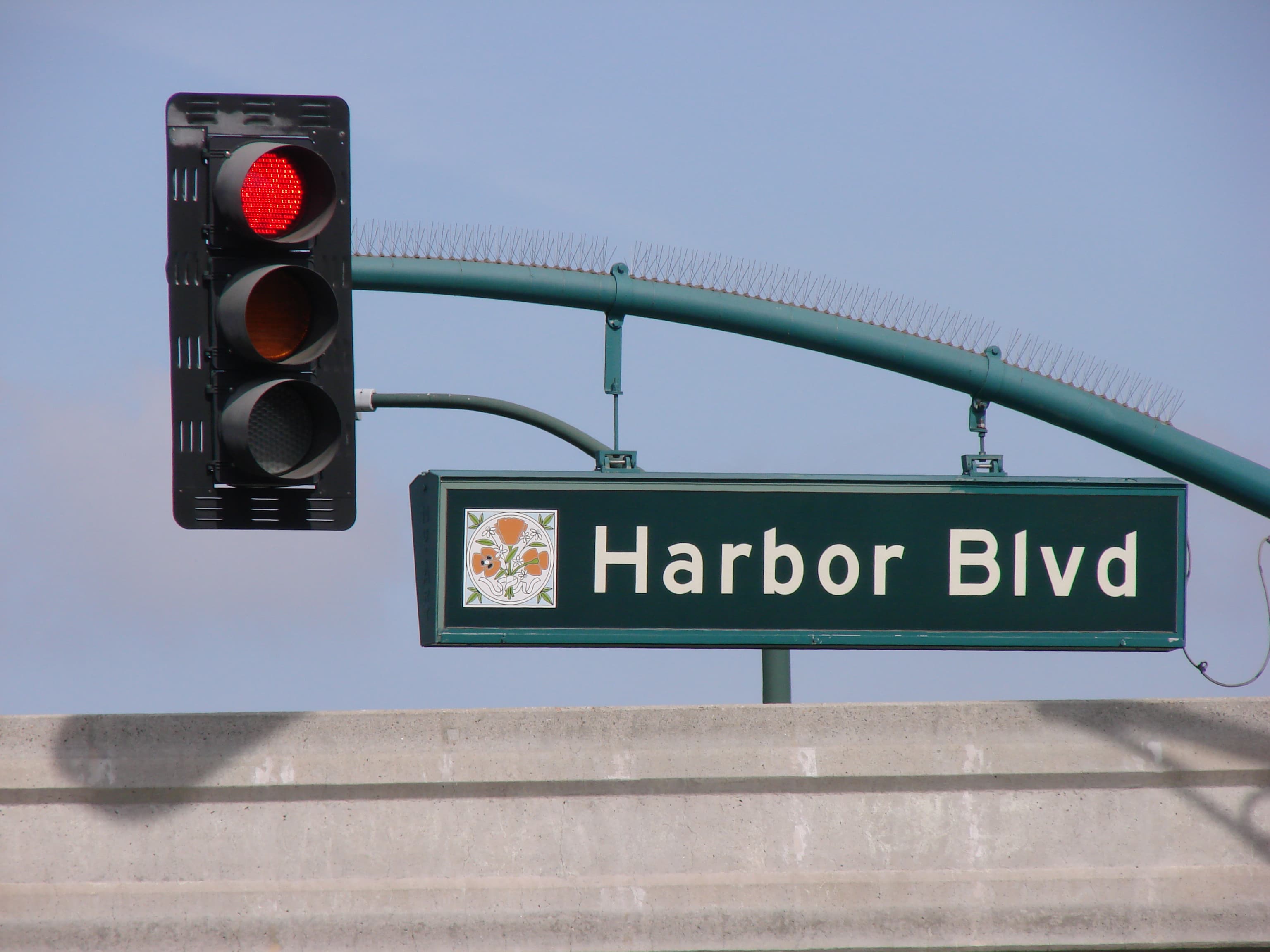 红灯停，但心里想冲过去——Harbor Blvd路口的日常封面图