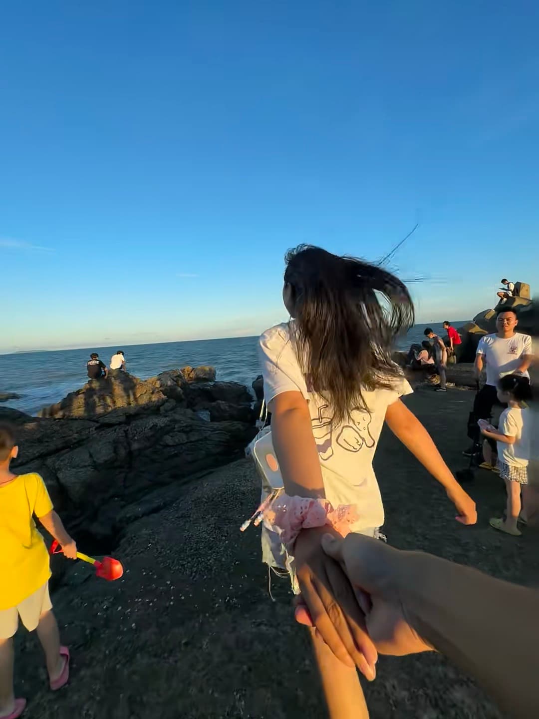 被风吹乱的头发和牵着手的温度 🌊今天在渔港礁石边追风封面图