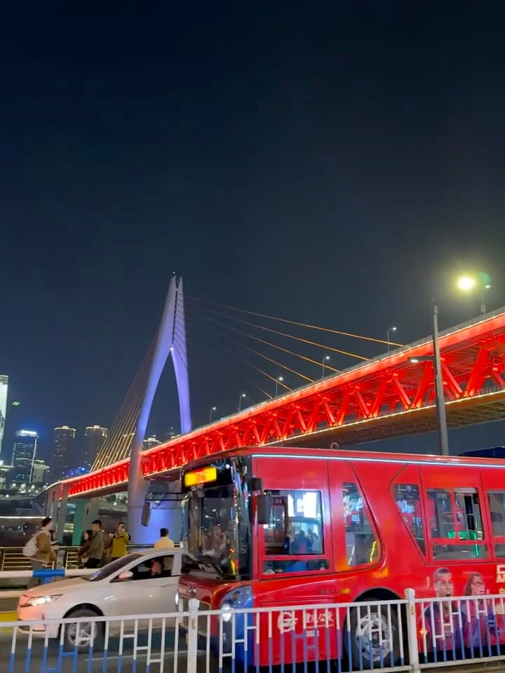 夜班公交+红桥=今晚的都市浪漫？封面图