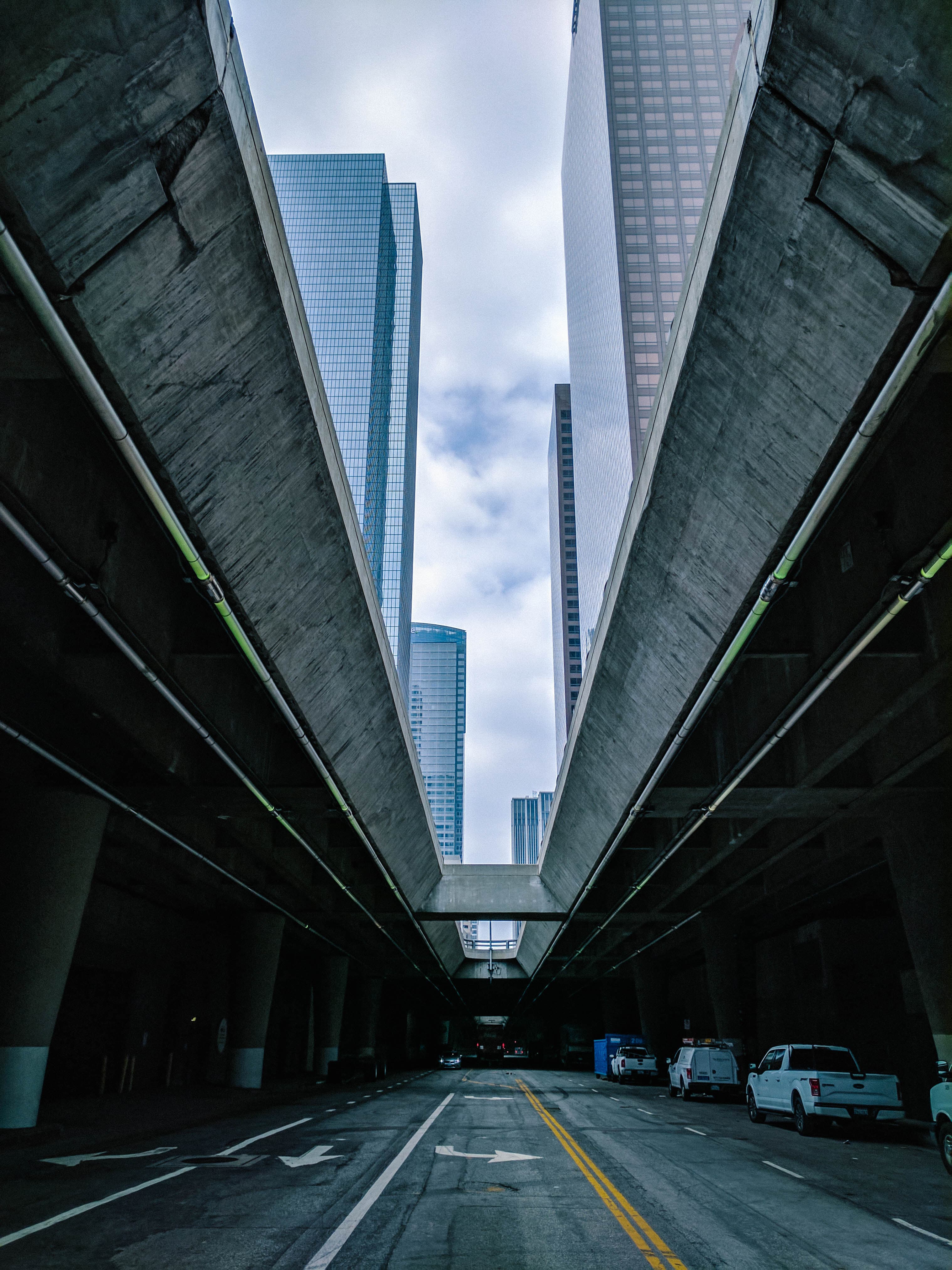 通勤路上的混凝土峡谷｜今天在Downtown被高楼夹成一条缝封面图