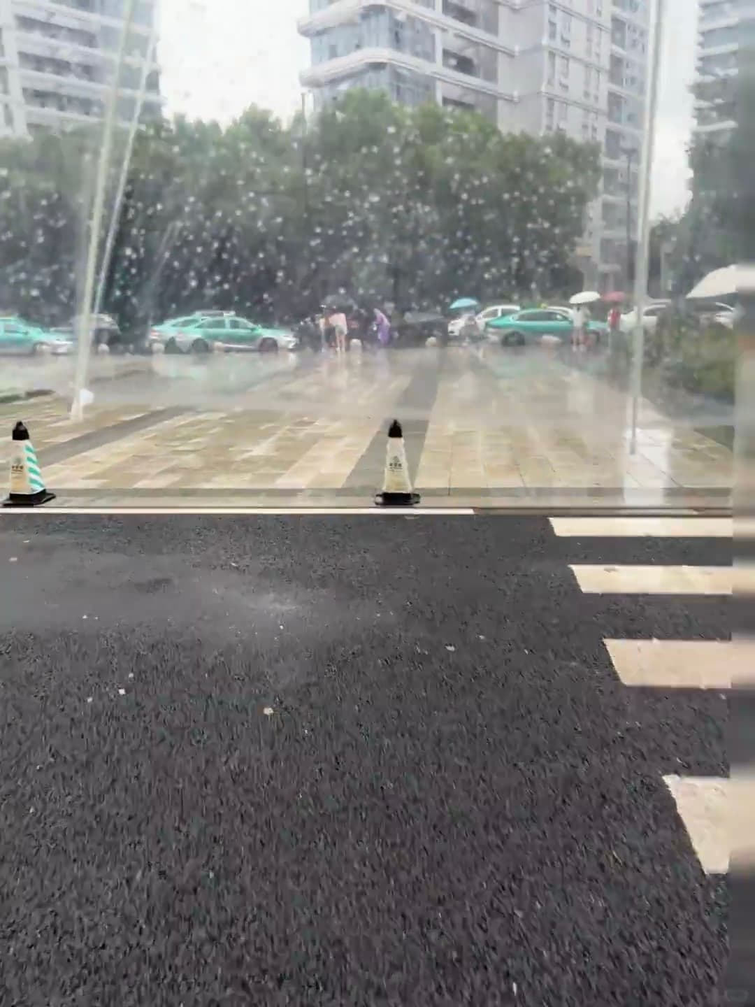 雨天路过小区门口，路锥在水洼里站成小哨兵 🌧️封面图
