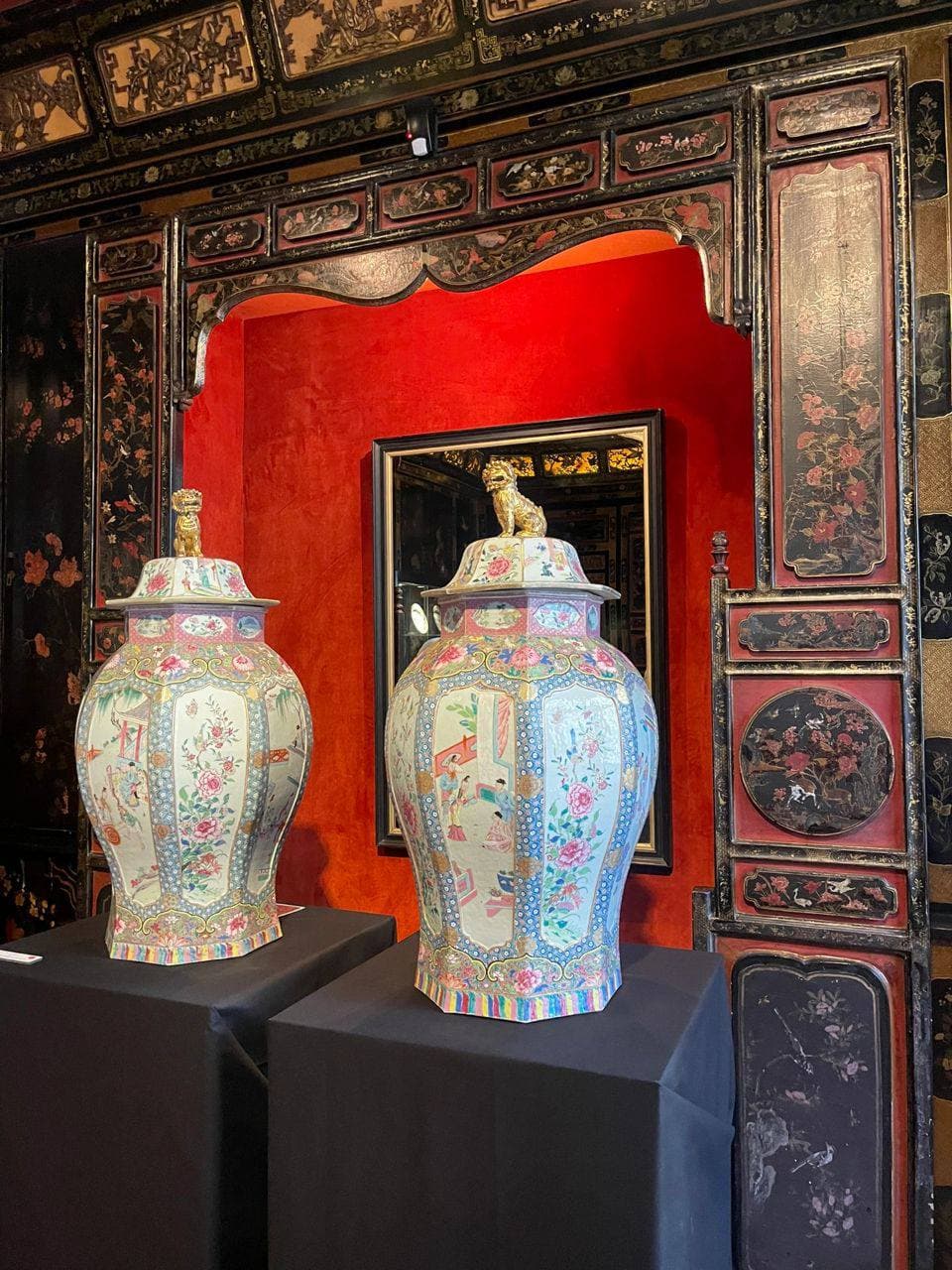 逛到一家藏在老街里的中式古董店,两口大花罐子美得像从画里走出来的封面图