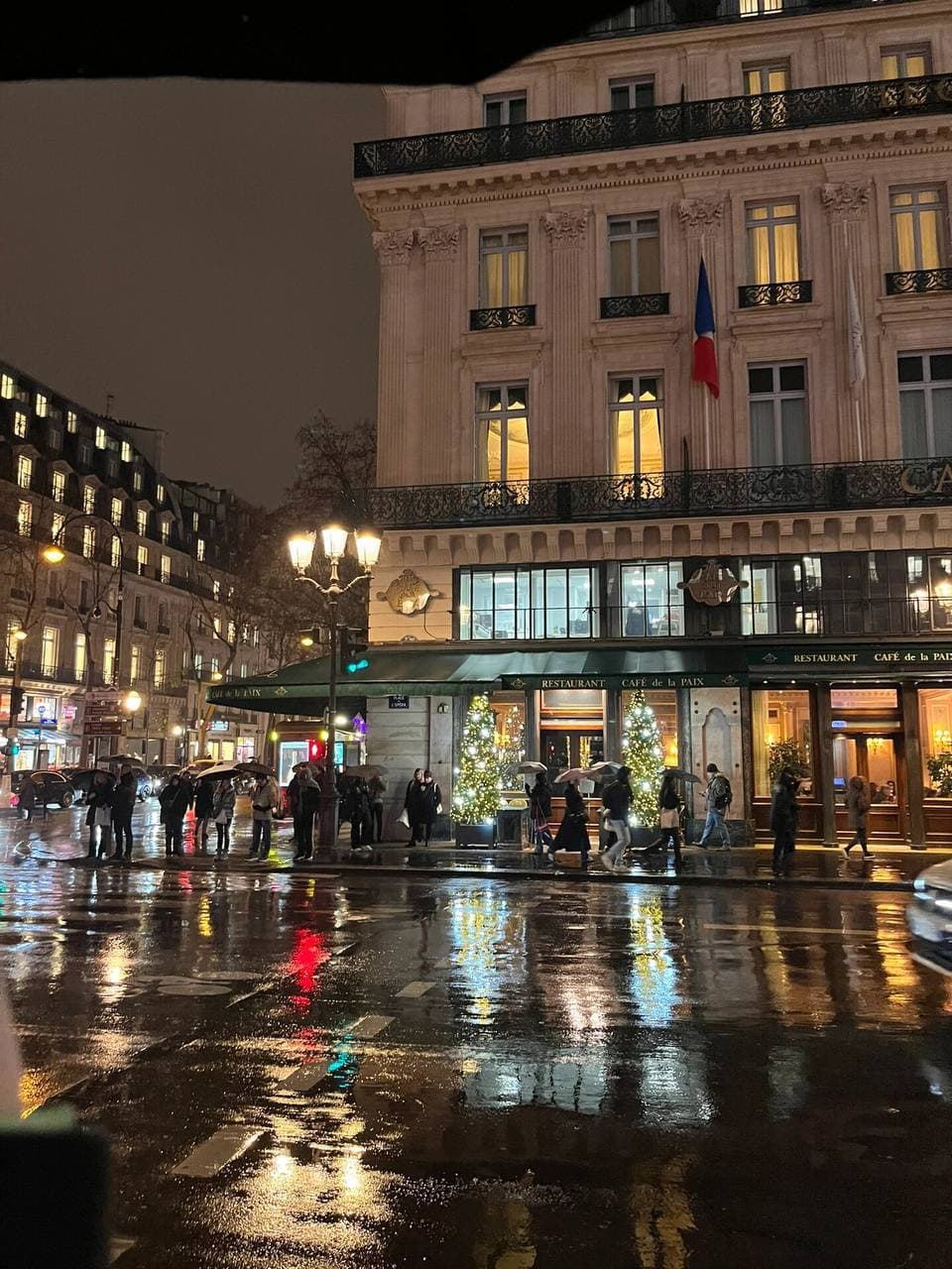 雨夜路过Café de la Paix,伞下人影晃动像在拍默片封面图