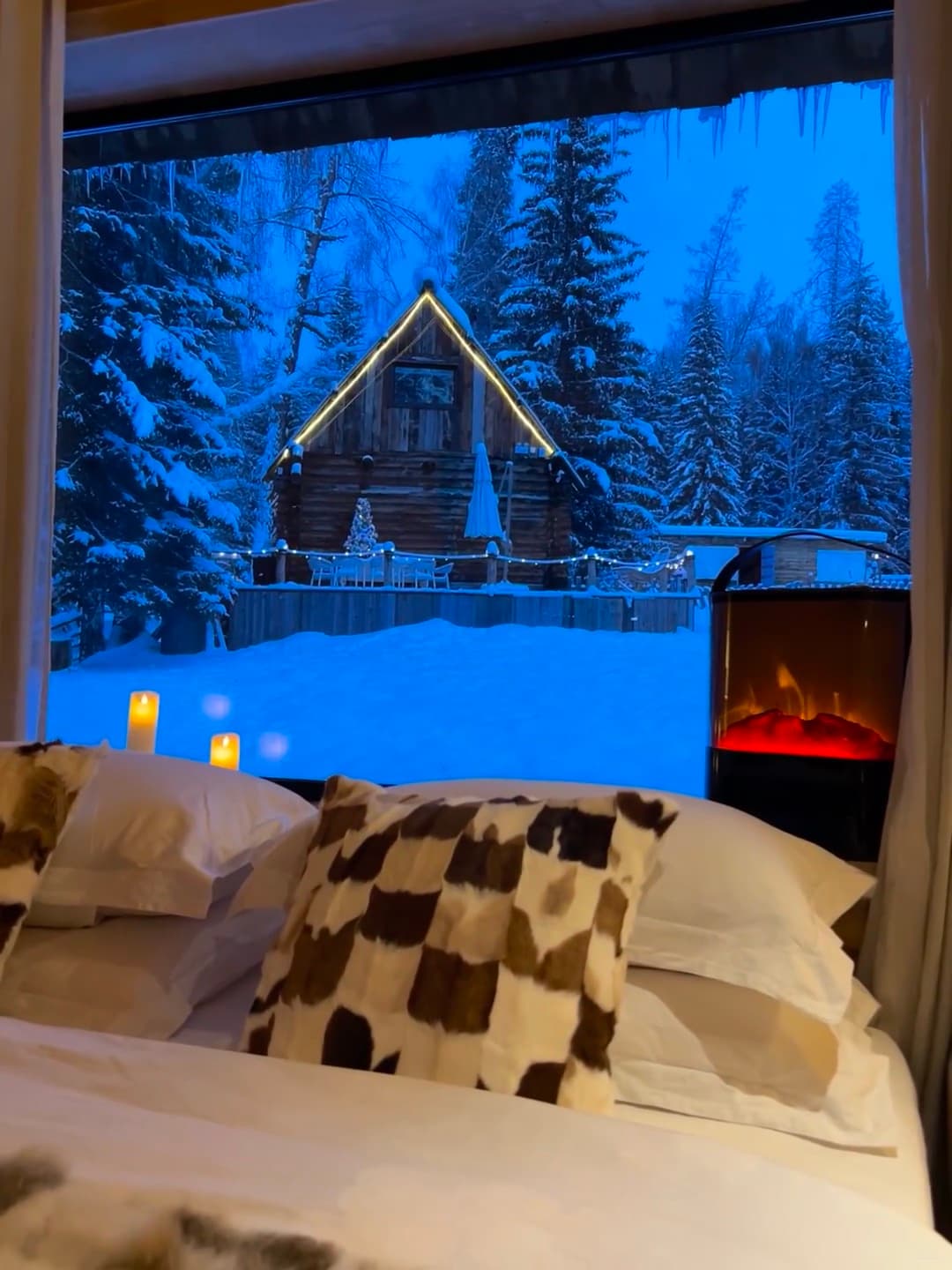 雪夜卧床看木屋,像住进童话书里了封面图