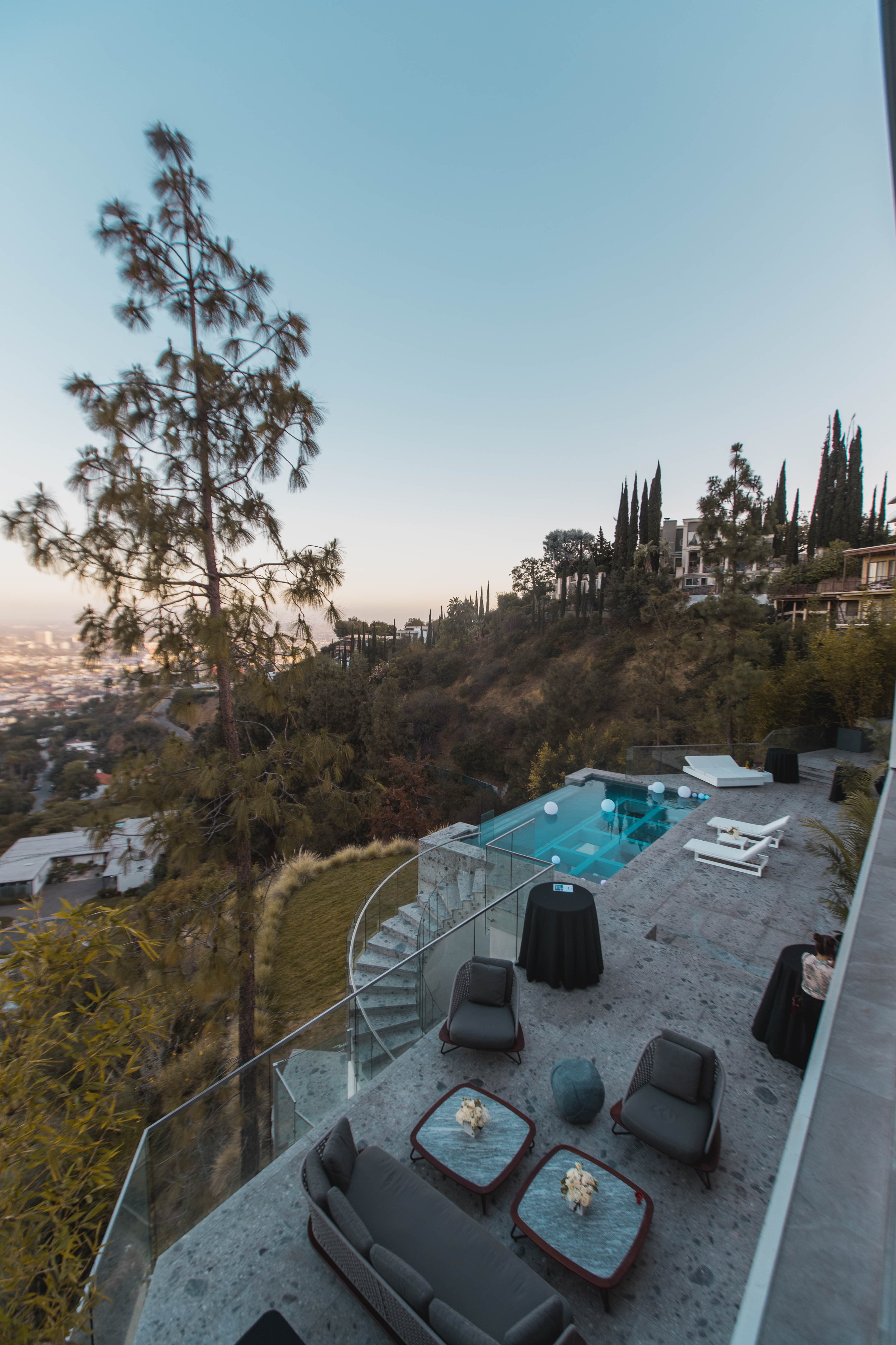傍晚在Hollywood Hills的露台喝杯酒,看城市慢慢亮灯✨封面图