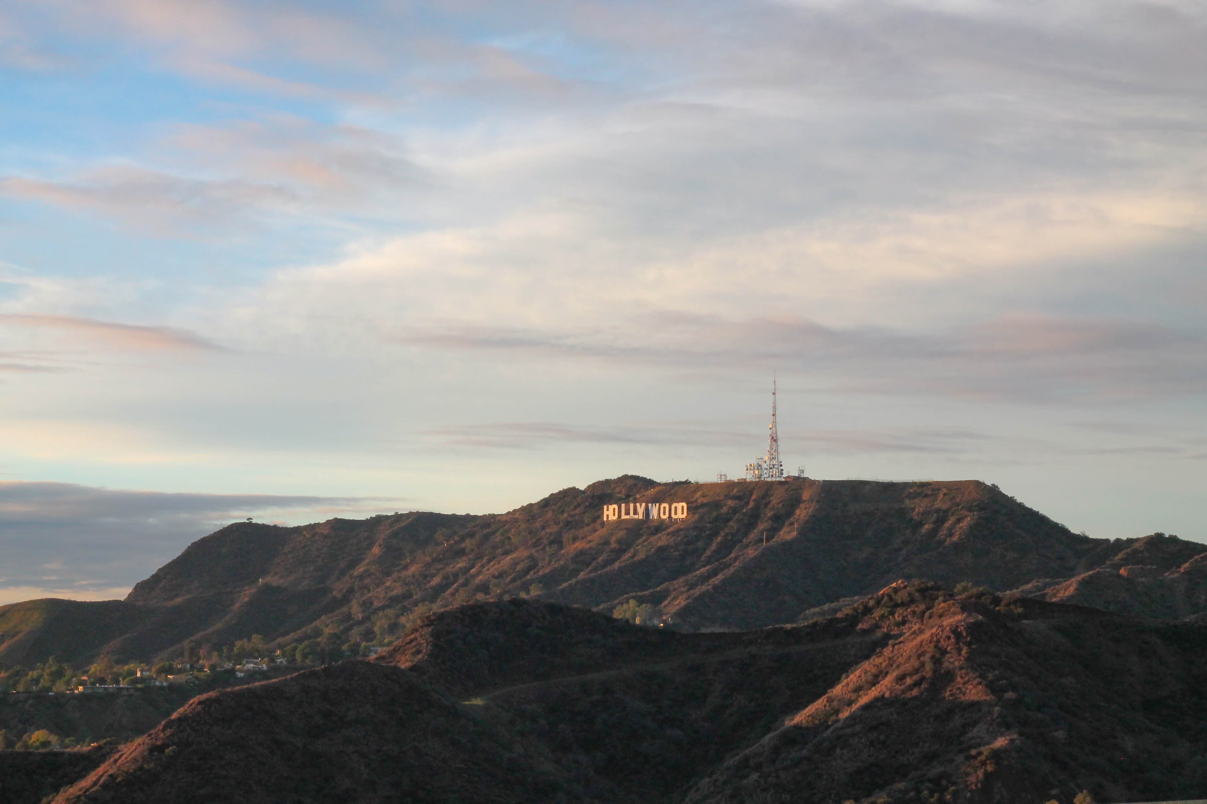 黄昏时分路过好莱坞山,夕阳把HOLLYWOOD字母染成金箔封面图