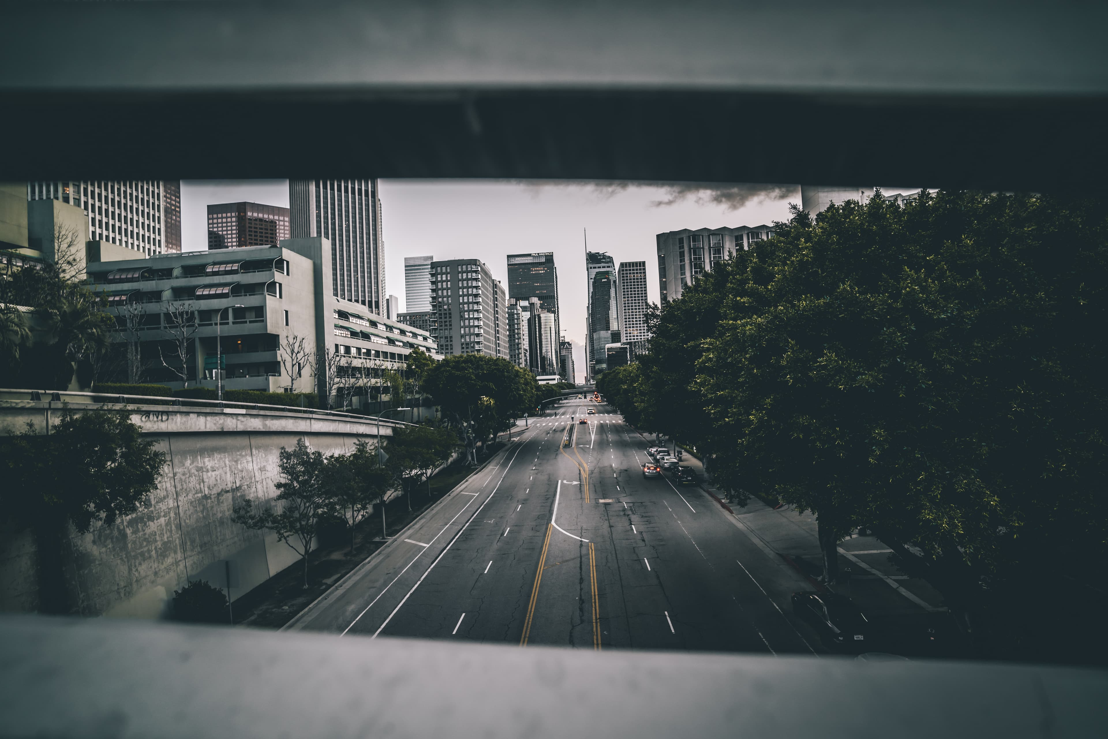 路过 downtown 的那条路,车少得像被按了静音键 🌆封面图