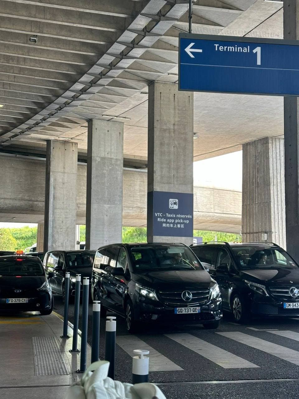 VTC黑面包车排长队,机场1号航站楼门口的日常封面图
