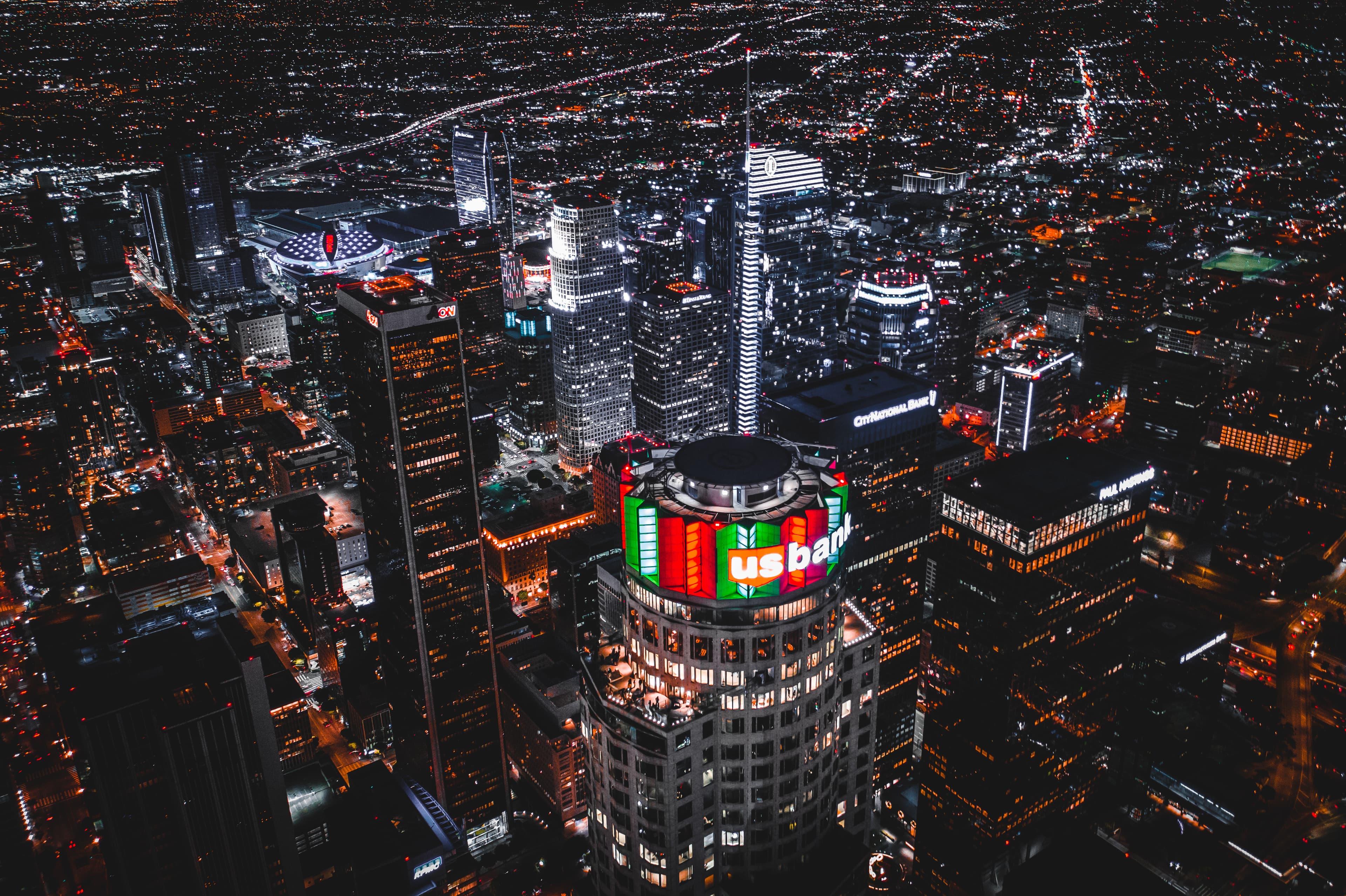 夜巡LA天际线｜路过US Bank Tower时刚好撞见霓虹在跳舞封面图