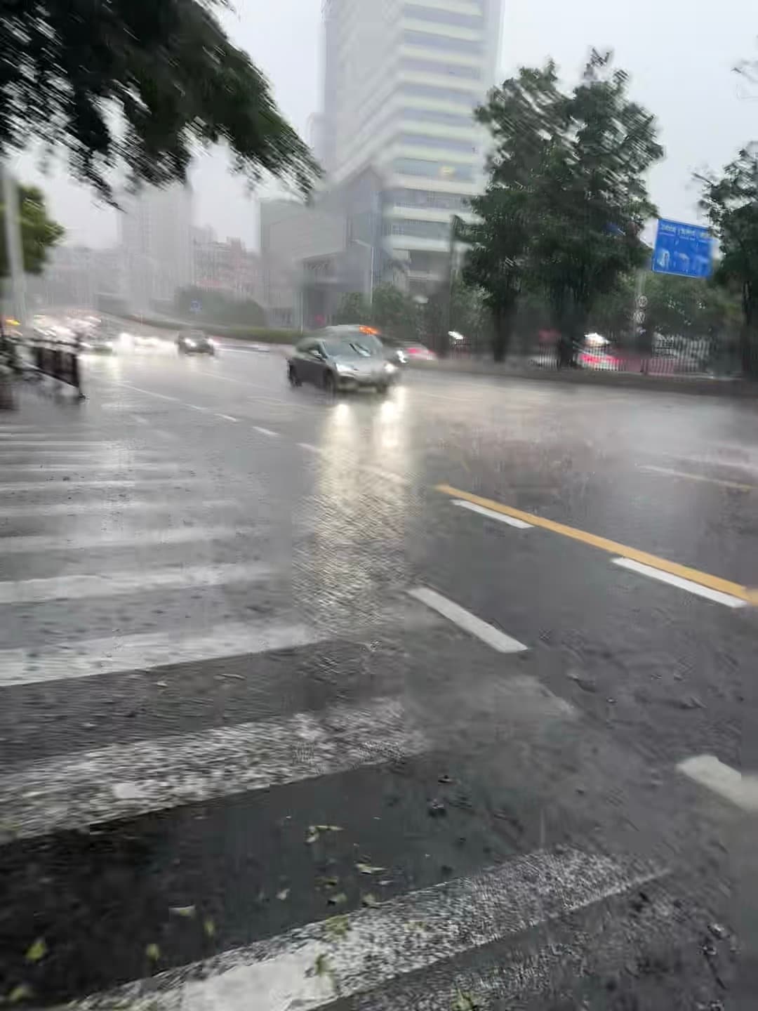 雨天通勤的暴击，车窗上全是水珠像在拍电影封面图
