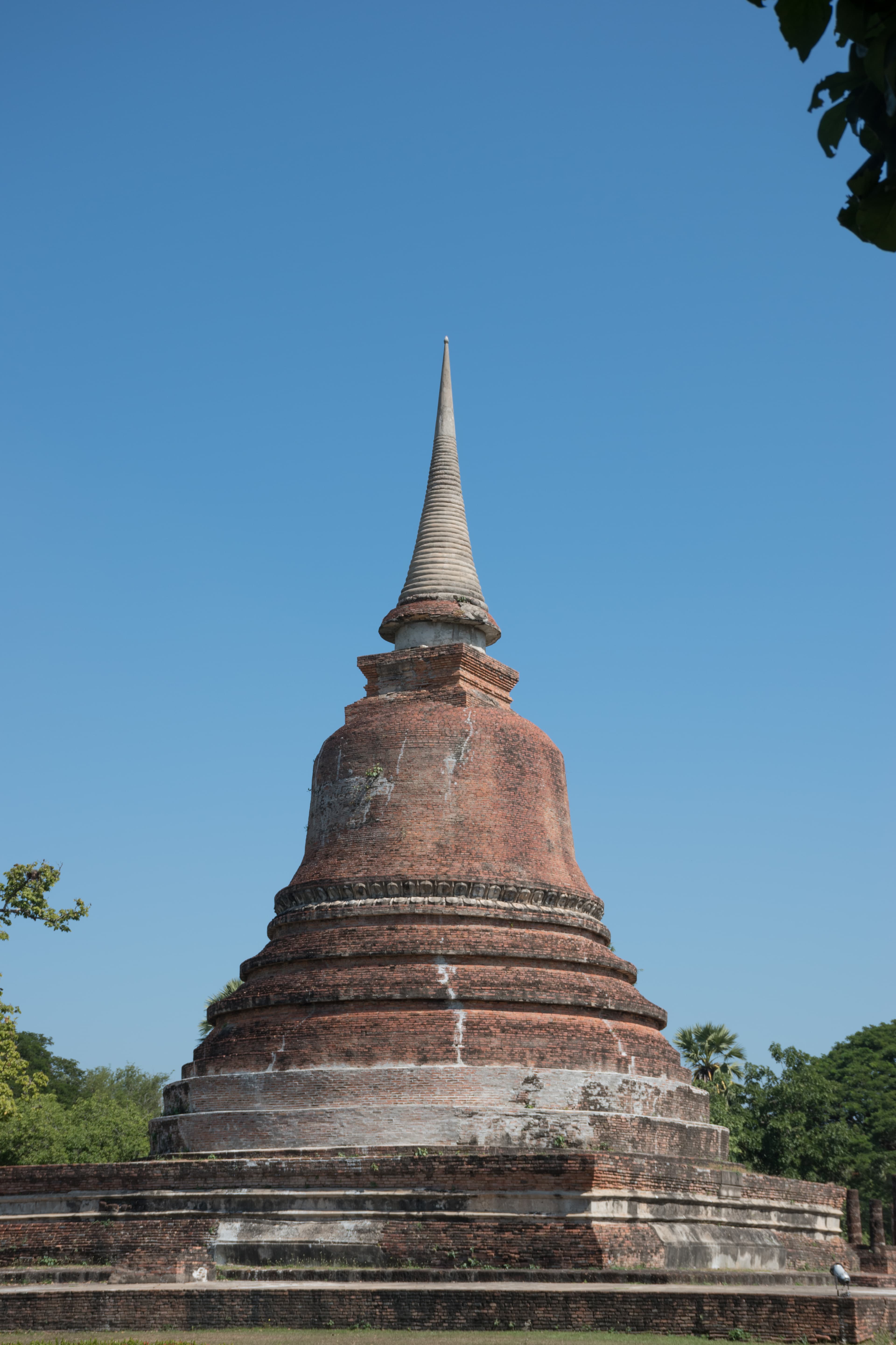 在 Ayutthaya 的午后，砖塔和蓝天是绝配封面图